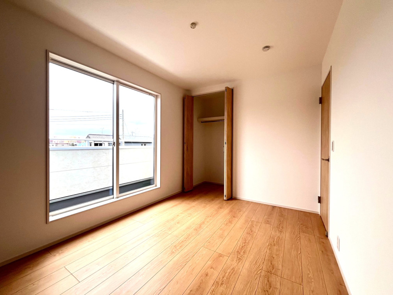 洋室6帖　こちらの部屋からもバルコニーに出られるのでお布団干しも便利です！