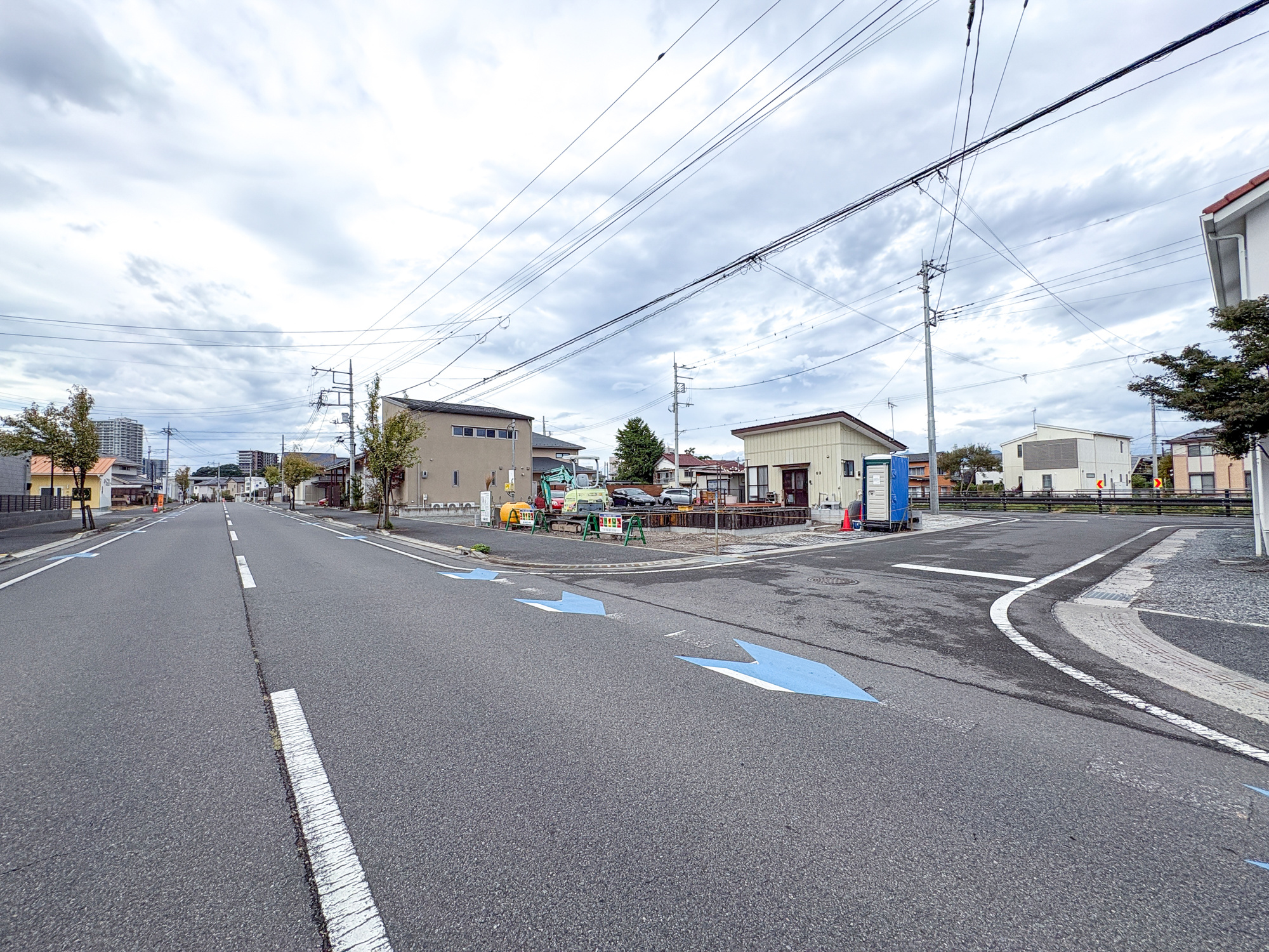 前橋市朝日町1丁目　新築住宅全1棟の前面道路含む現地写真|閑静な住宅地で子育て家族にピッタリ。毎日のお散歩も快適な緑に恵まれたエリアで、自然に包まれた穏やかな暮らしを実現するための、ゆとりある住環境が整っています。

