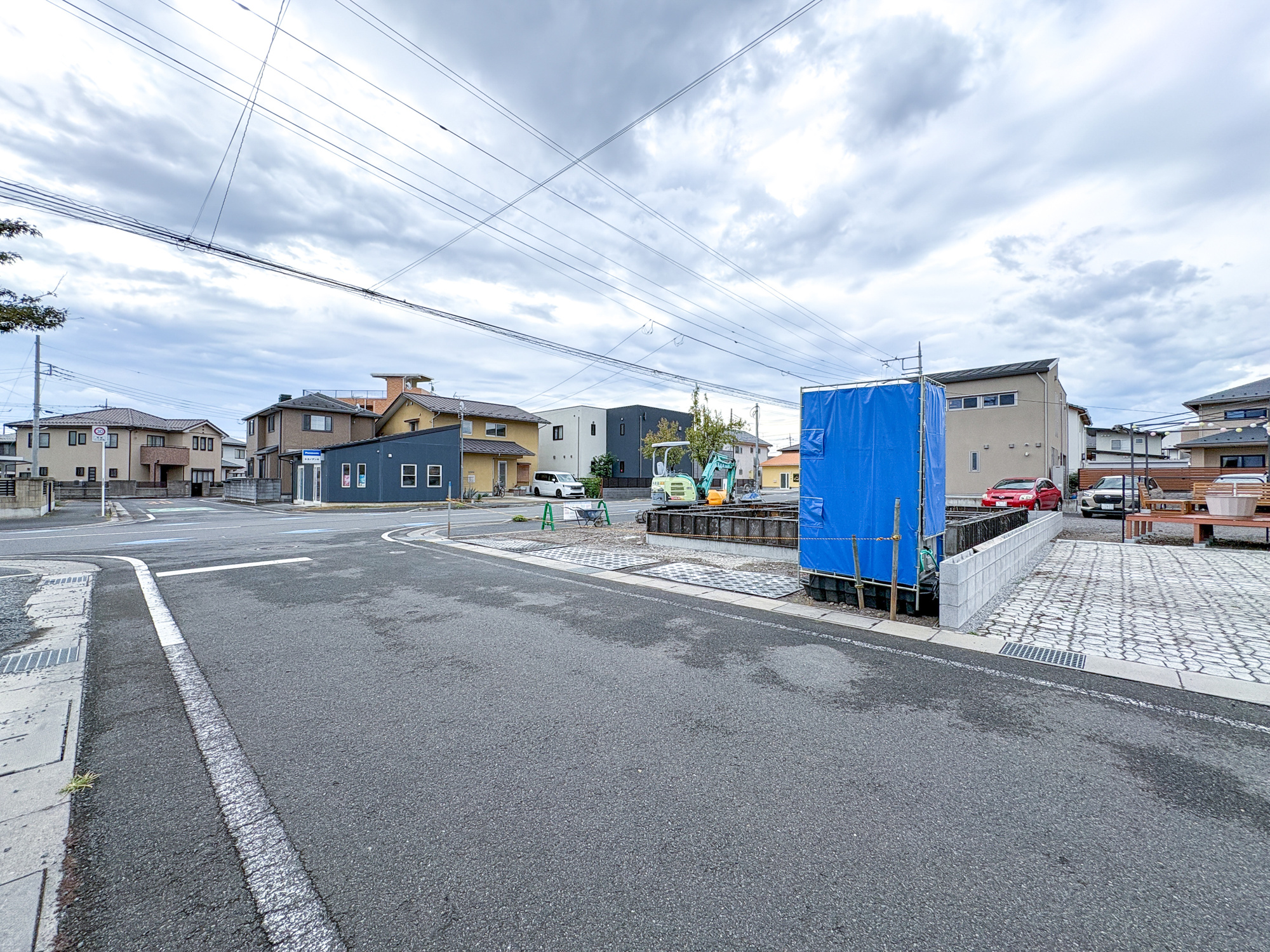 前橋市朝日町1丁目　新築住宅全1棟の前面道路含む現地写真|低層の一戸建てを中心とした街並みが整然と続き、周辺は高い建物が建っていないので、採光や開放性に恵まれ、空が広く緑の多い閑静な趣を感じる環境です。

