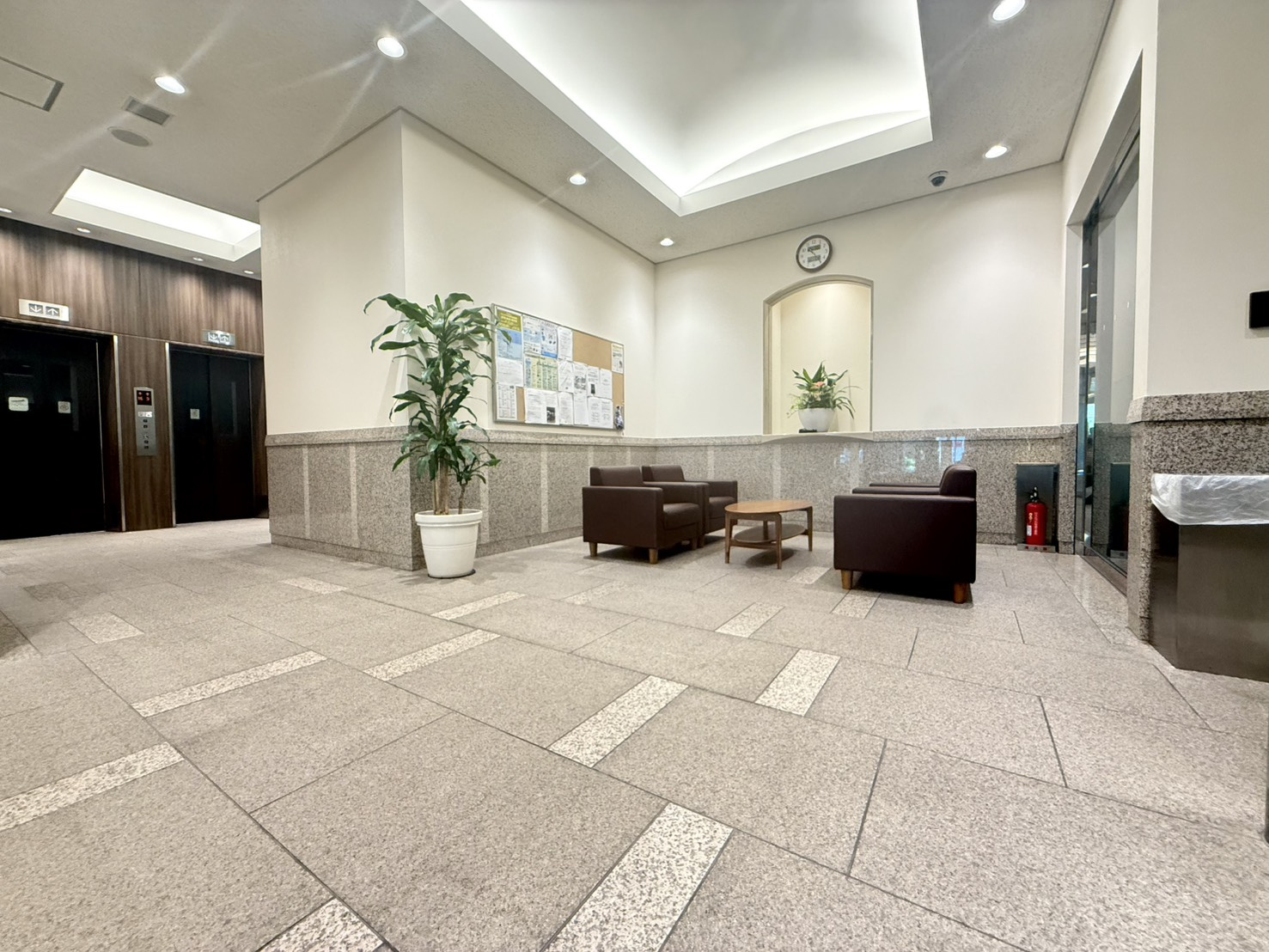 ウェルブ2番街のロビー|ロビーにはちょっとした待ち時間にも利用できるソファースペースを設置。待ち合わせや休憩などにも便利な、ゆとりのある共用空間です。