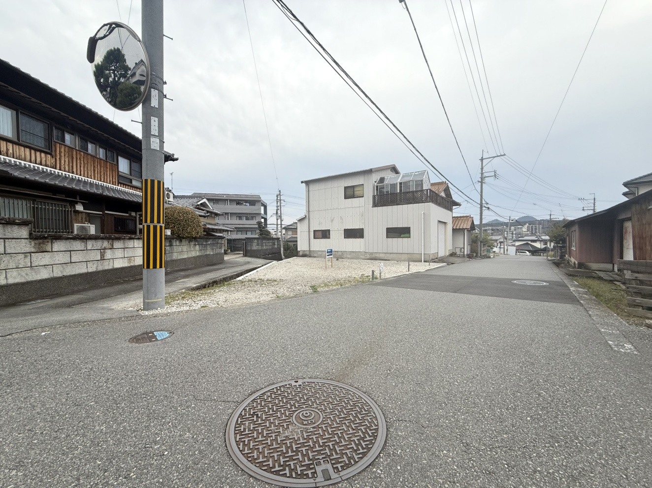 三田市南が丘１丁目　土地の前面道路含む現地写真|利便性と豊かな自然が調和した、快適で心安らぐ住環境です。