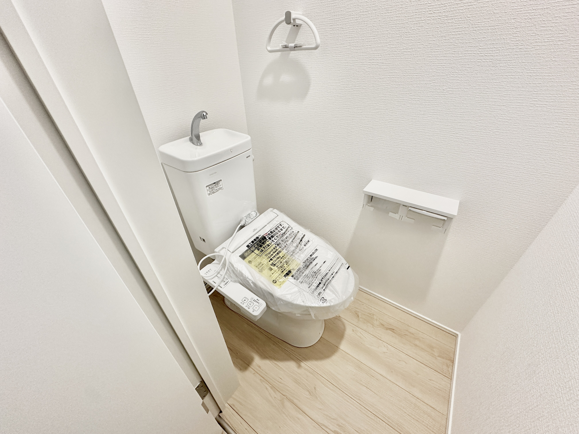 日光市平ケ崎の新築一戸建のトイレ|節水型でエコなトイレには、今では当たり前の洗浄付き。便座を温める機能もついていて、居心地良くてトイレから出られなくなるかも！換気用に換気扇はもちろん、窓も着いているので常に快適ですね♪