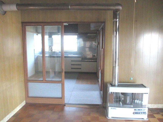 室蘭市知利別町３丁目16-5　中古住宅の居間・リビング