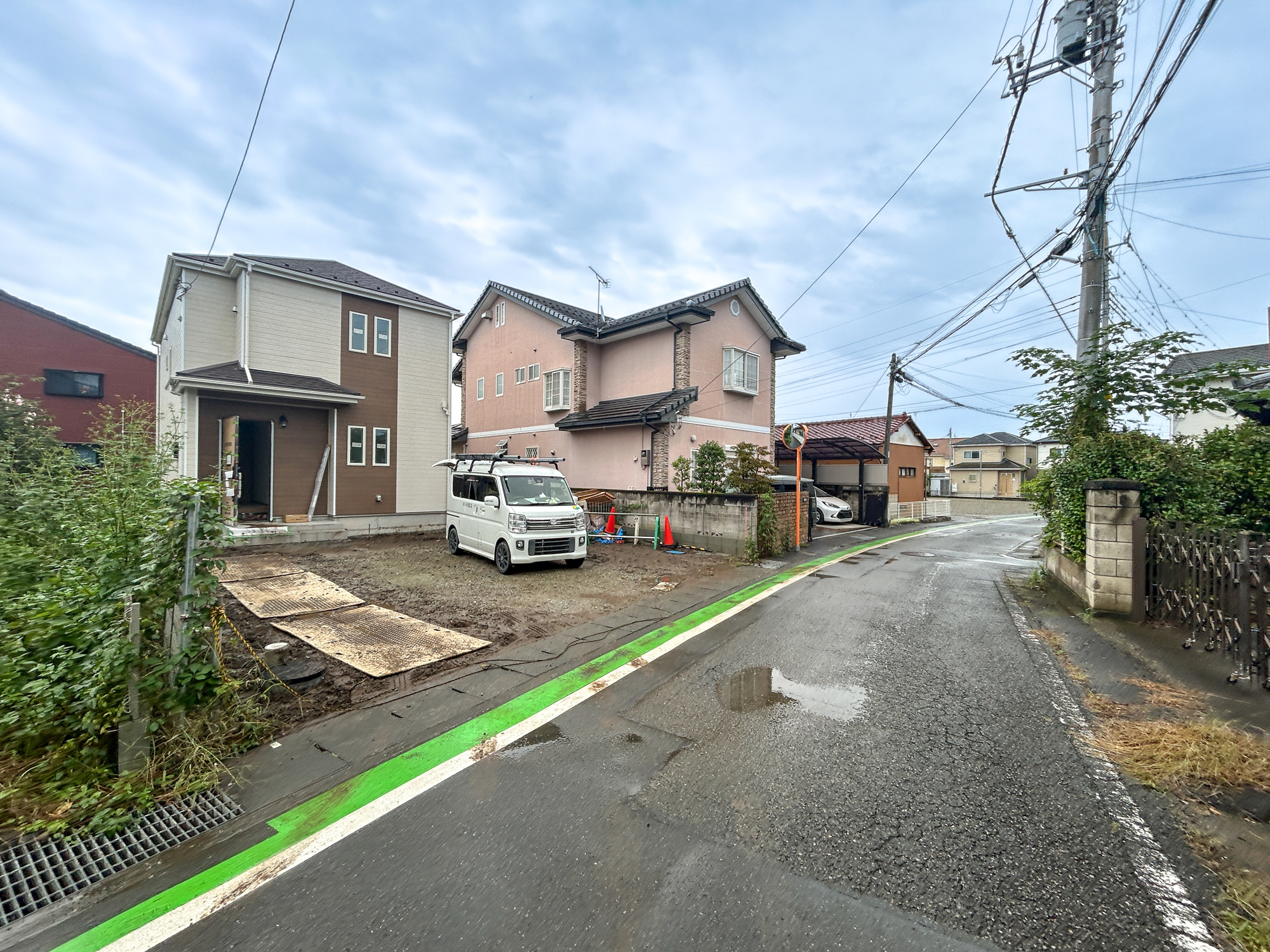 高崎市小八木町　新築住宅全1棟の前面道路含む現地写真|閑静な住宅地で子育て家族にピッタリ。毎日のお散歩も快適な緑に恵まれたエリアで、自然に包まれた穏やかな暮らしを実現するための、ゆとりある住環境が整っています。

