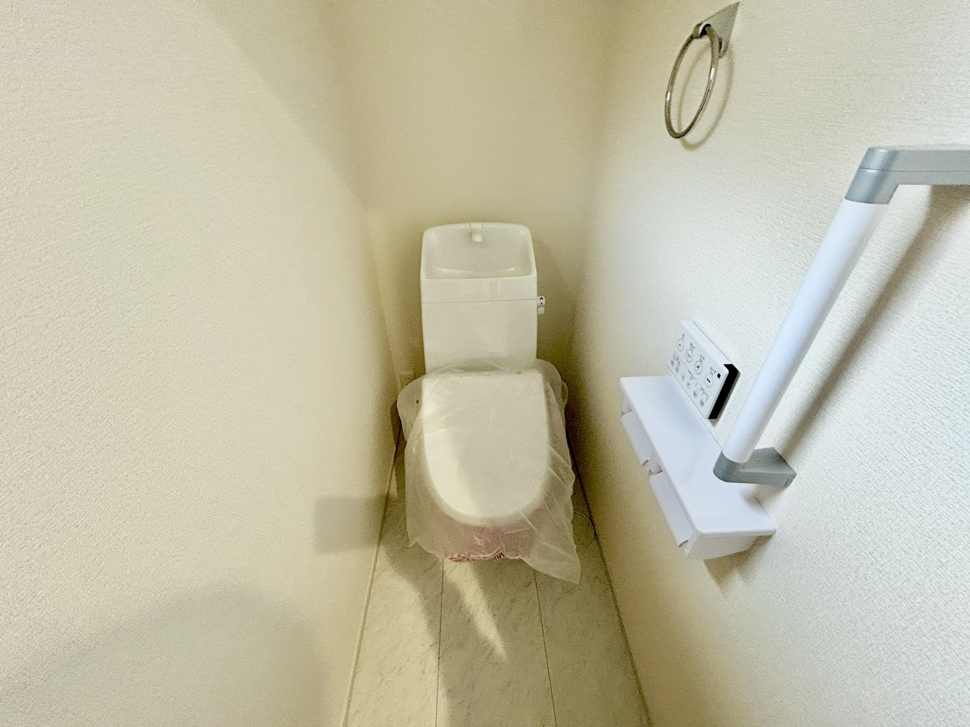 前橋青柳町第4　新築住宅全1棟のトイレ|節水型でエコなトイレには、今では当たり前の洗浄便座付き。便座を温める機能もついていて、居心地良くてトイレから出られなくなるかも！換気用に換気扇はもちろん、窓も着いているので常に快適ですね♪
