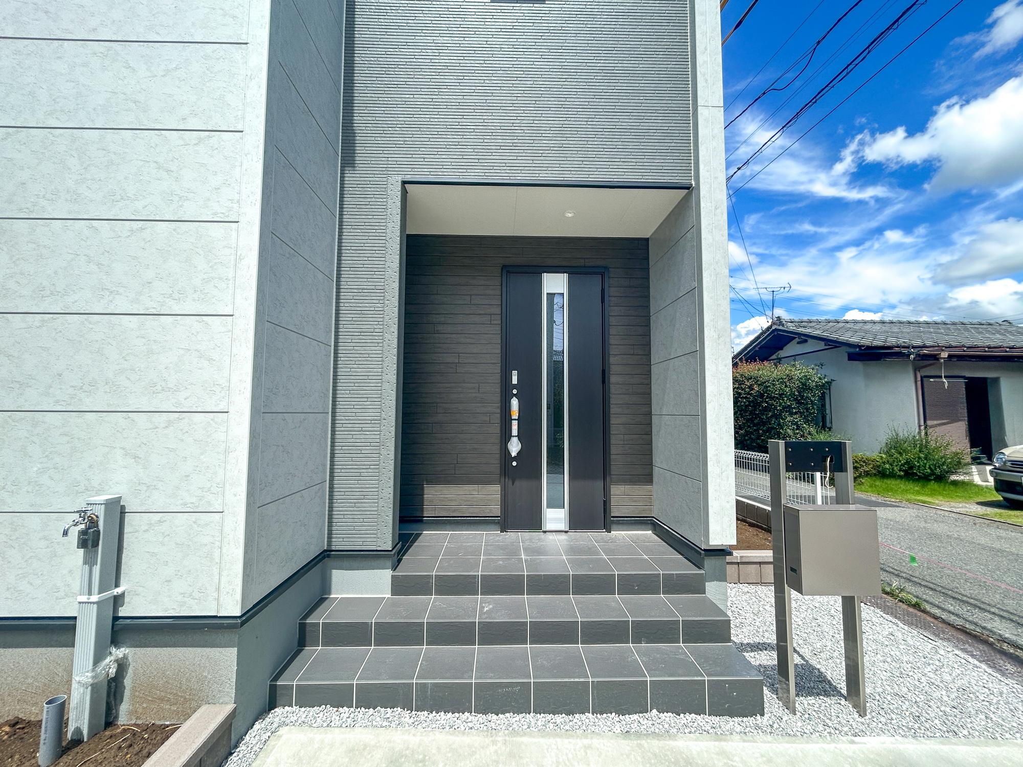 前橋青柳町第4　新築住宅全1棟の玄関|玄関上は屋根があるので雨の心配いらず♪