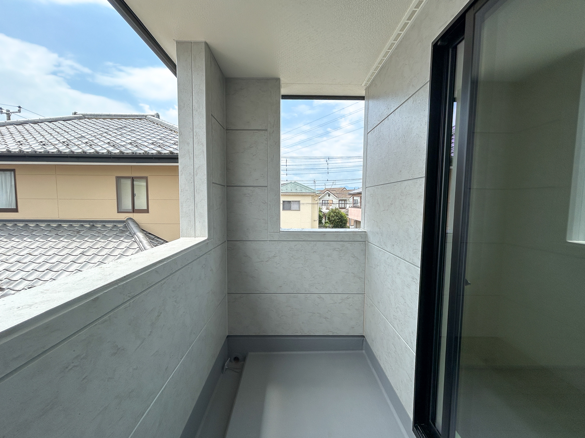 前橋青柳町第4　新築住宅全1棟のバルコニー|南向きで陽当りの良いバルコニーは、物干しセットを追加すれば、一度にたくさんのお洗濯物が干せるのが魅力！バルコニーは洗濯物を干すだけの場所じゃなく、家族のゆとりのある時間を演出するプライベート空間。
