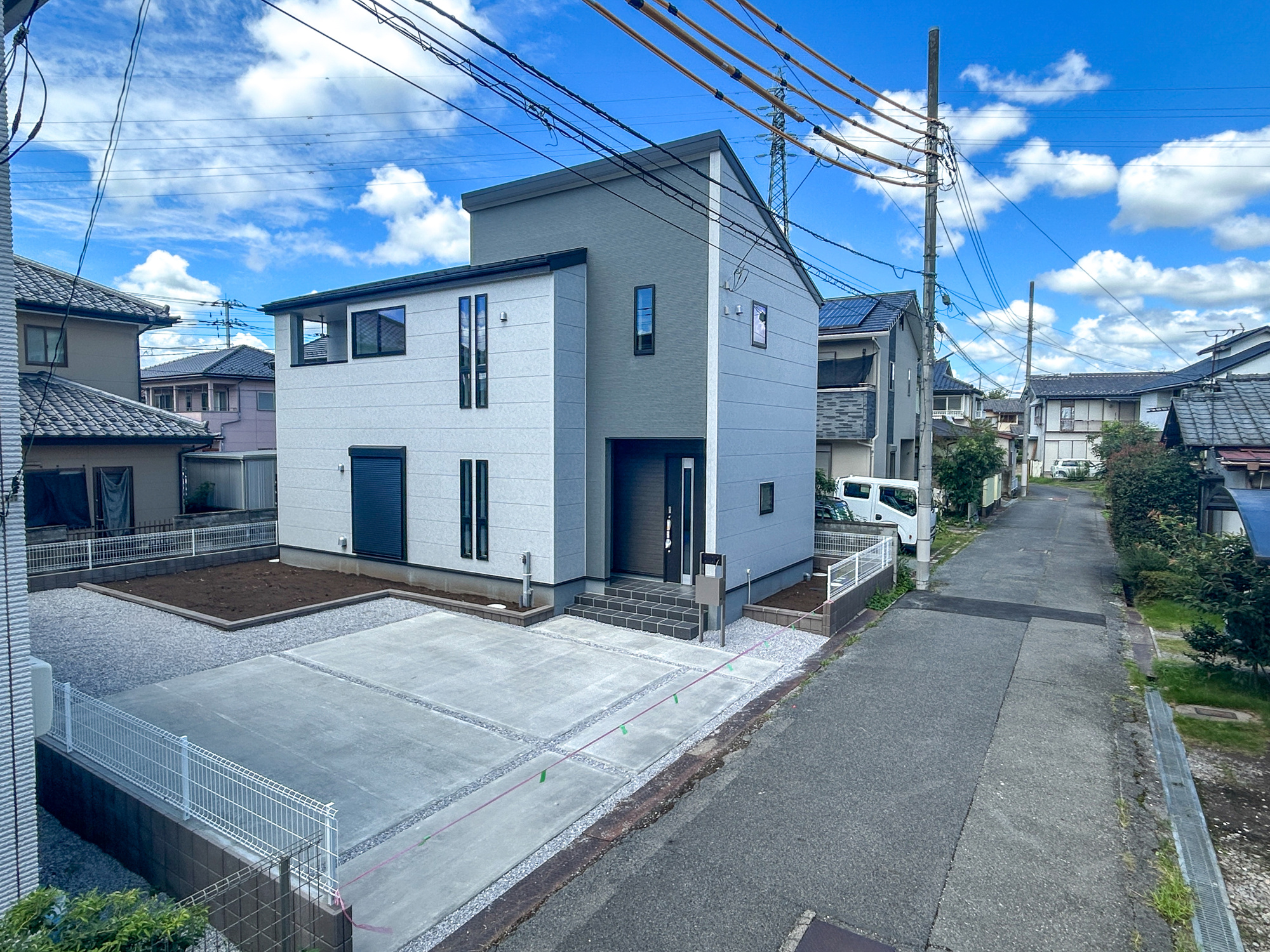 前橋青柳町第4　新築住宅全1棟の前面道路含む現地写真|閑静な住宅地で子育て家族にピッタリ。毎日のお散歩も快適な緑に恵まれたエリアで、自然に包まれた穏やかな暮らしを実現するための、ゆとりある住環境が整っています。

