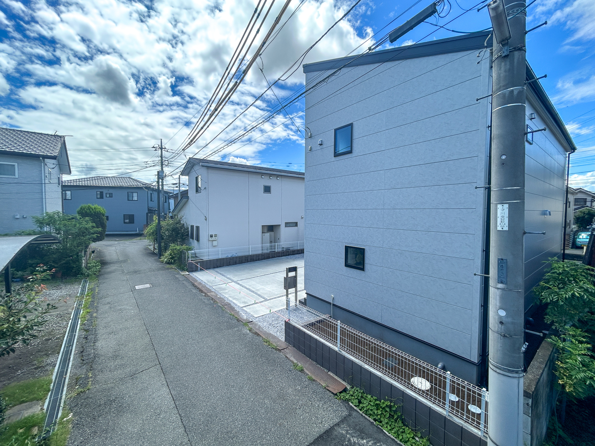 前橋青柳町第4　新築住宅全1棟の前面道路含む現地写真|低層の一戸建てを中心とした街並みが整然と続き、周辺は高い建物が建っていないので、採光や開放性に恵まれ、空が広く緑の多い閑静な趣を感じる環境です。

