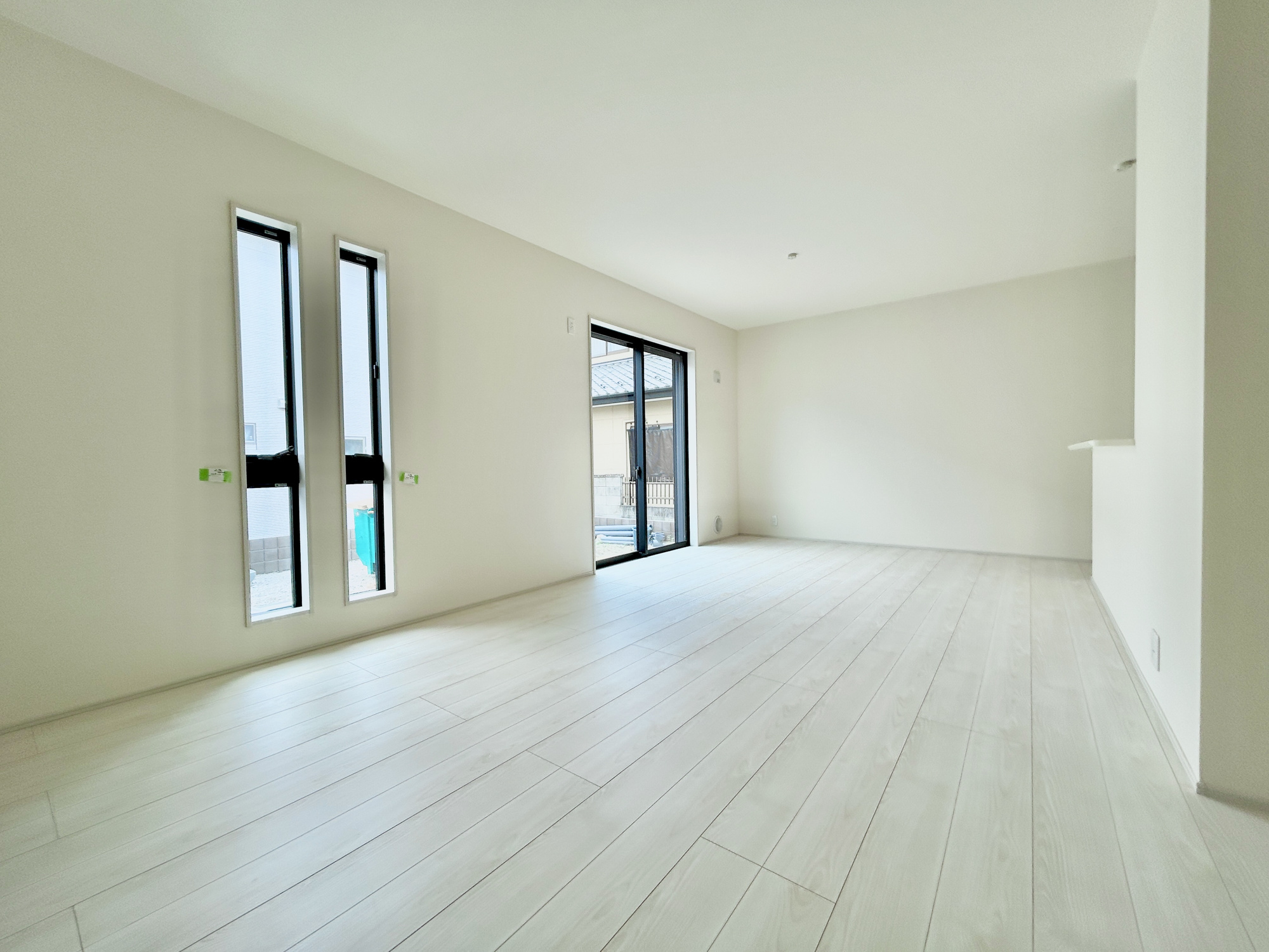前橋青柳町第4　新築住宅全1棟の居間・リビング|大切なご家族が集まるからこそＬＤＫはこだわりたい！休日はおひさまの光をたっぷりと取りこめるリビングでゆったりと過ごしませんか？子供たちが元気に笑いながら走り回っても十分な広さの空間です。
