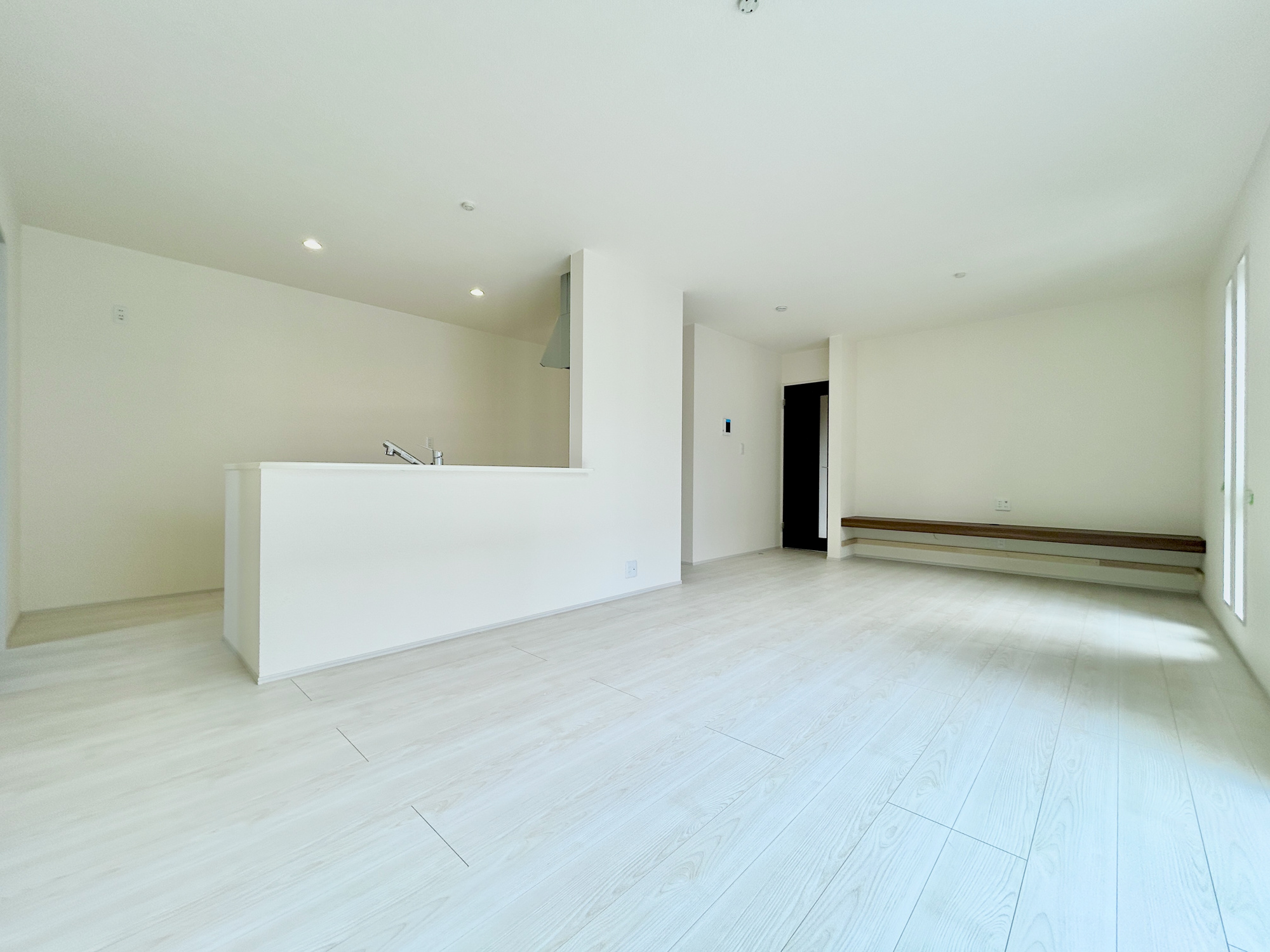 前橋青柳町第4　新築住宅全1棟の居間・リビング|ホームパーティのお客様が増えても、これだけ広いリビングなら大丈夫！
