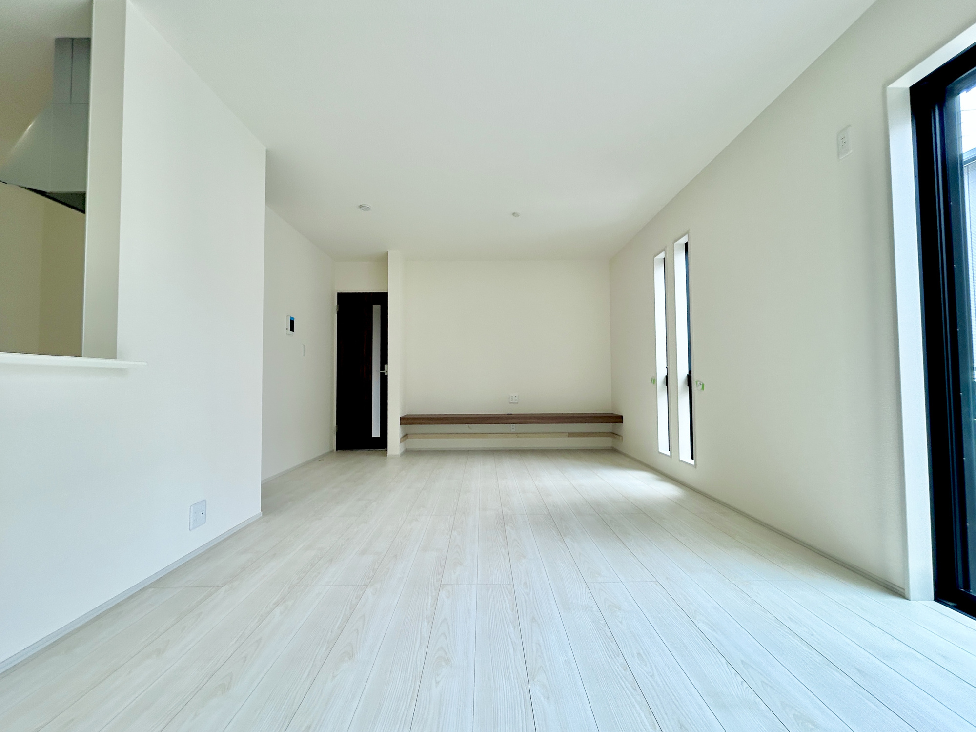 前橋青柳町第4　新築住宅全1棟のダイニング|収納は重い物を入れた時でもスムーズな引き心地を実現。閉じる際に引出を強く押しても途中でスピードが落ちて静かに閉まる機能付きで安心・便利ですよ♪

