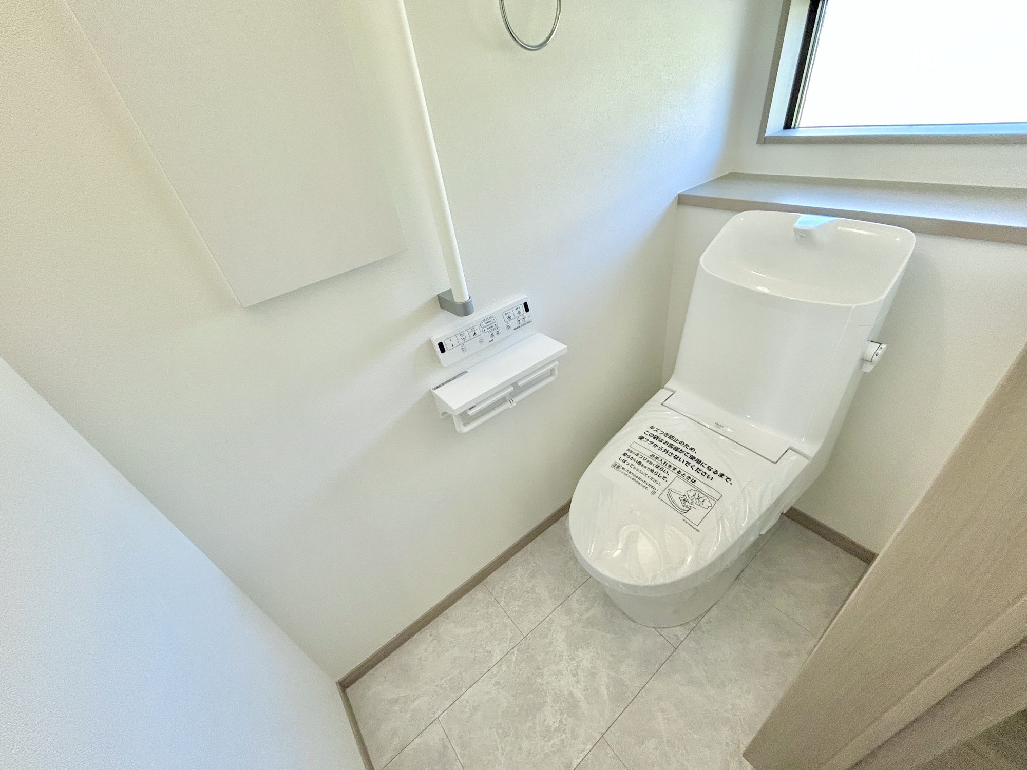 前橋市下小出町第5期　新築住宅全8棟のトイレ|節水型でエコなトイレには、今では当たり前の洗浄付き。便座を温める機能もついていて、居心地良くてトイレから出られなくなるかも！換気用に換気扇はもちろん、窓も着いているので常に快適ですね♪