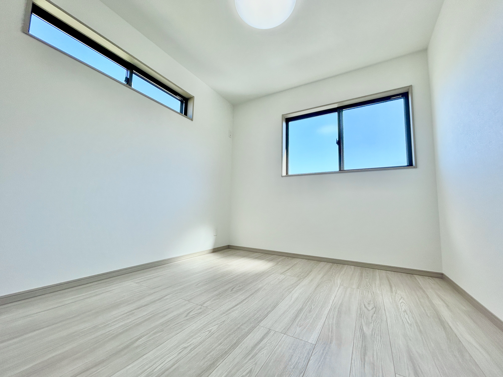 前橋市下小出町第5期　新築住宅全8棟の洋室|2面採光がとれる居室は、南側に窓を設けているため、一日中明るく、気分も明るくなります。