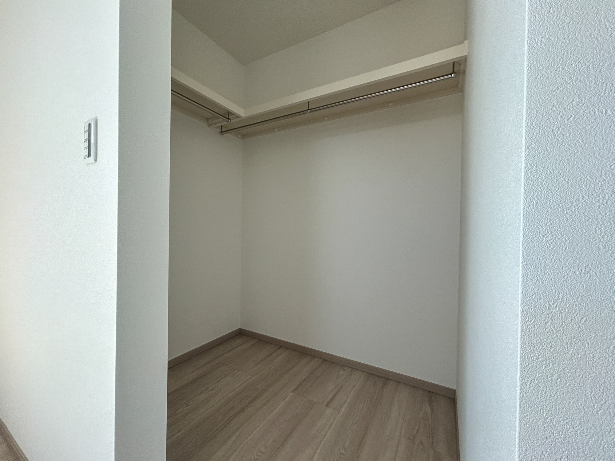 前橋市下小出町第5期　新築住宅全8棟の収納|たくさんのお洋服が入る、ウォークインクローゼット。
お洋服以外にも掃除機やスーツケースなどを一箇所に集約できるのが魅力です♪
収納ケースを置かなくていいのでお部屋の見た目にもスッキリ！