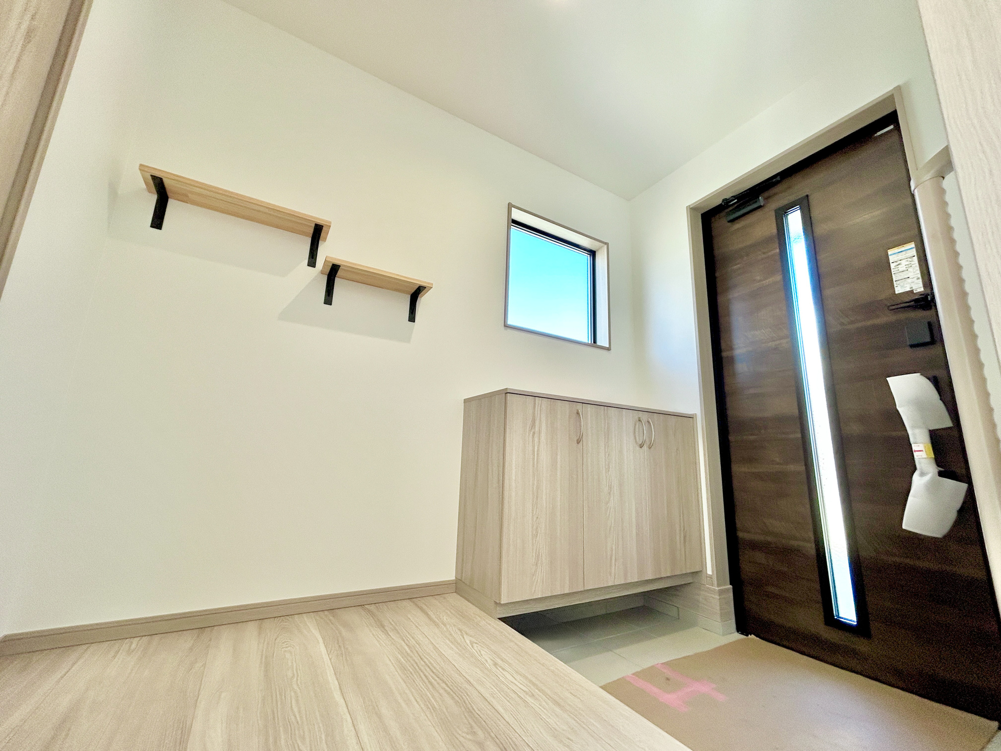 前橋市下小出町第5期　新築住宅全8棟の内装|玄関収納も完備。空いているスペースには小物やカギを置いておくことができ使い勝手も良いです♪