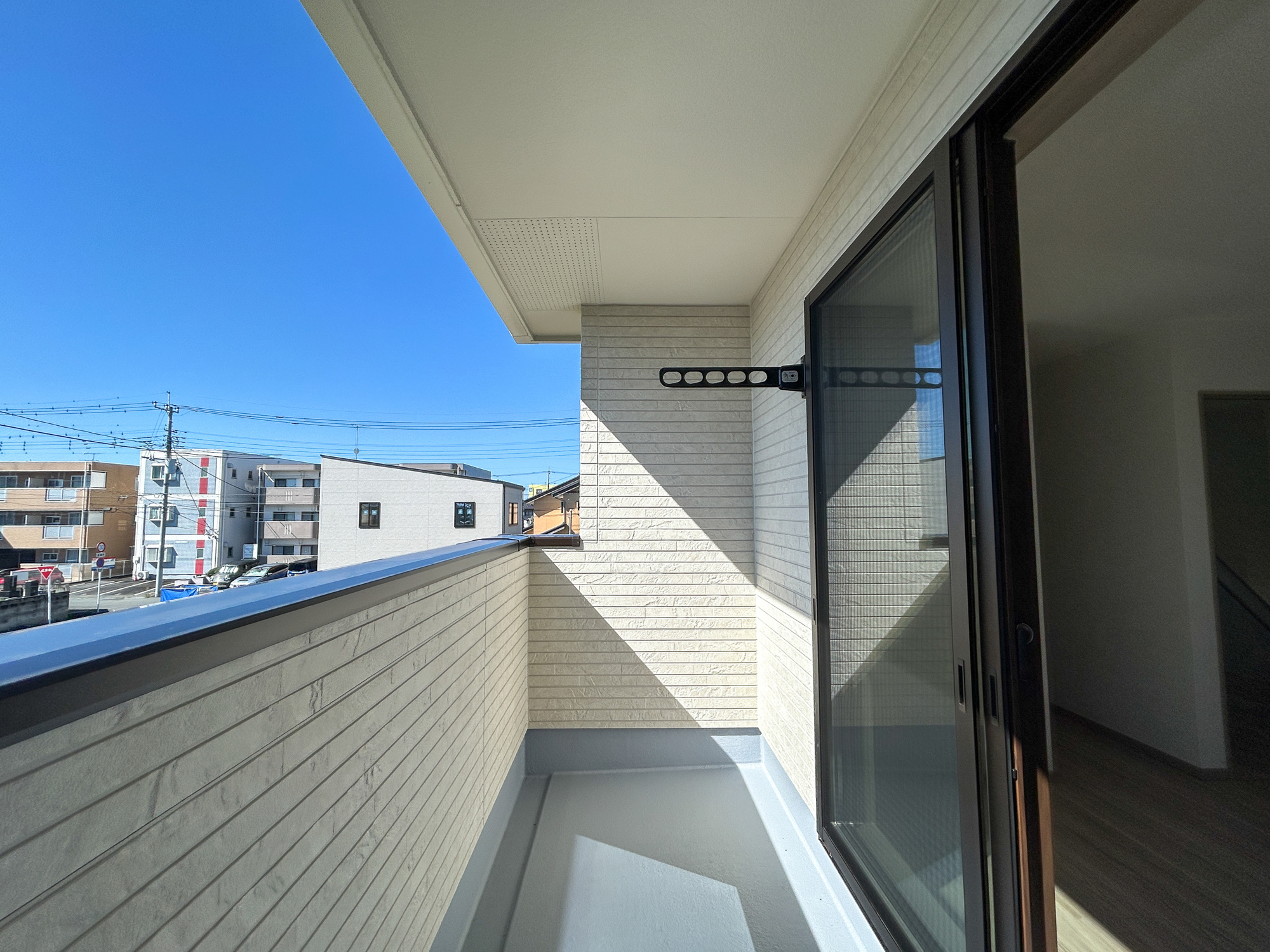 前橋市下小出町第5期　新築住宅全8棟のバルコニー|開放的なバルコニーは見晴らしもよく、太陽の温かな温もりをめいっぱい受け止めてくれます。太陽の光と爽やかな風を受けたお洗濯物はあっという間に乾き、取りこむ時には太陽の匂いを感じられそうですね。