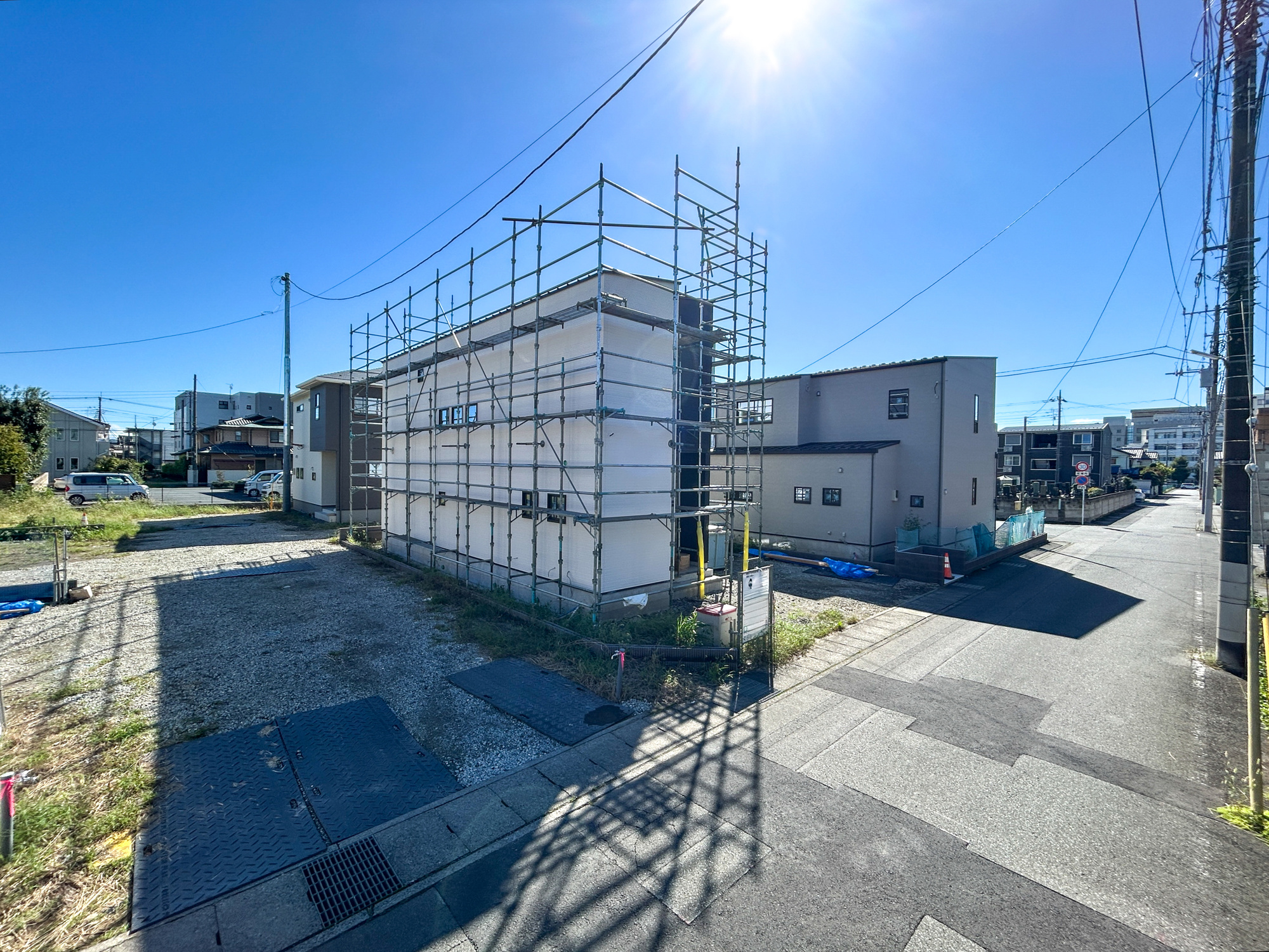 前橋市下小出町第5期　新築住宅全8棟の前面道路含む現地写真|低層の一戸建てを中心とした街並みが整然と続き、周辺は高い建物が建っていないので、採光や開放性に恵まれ、空が広く緑の多い閑静な趣を感じる環境です。

