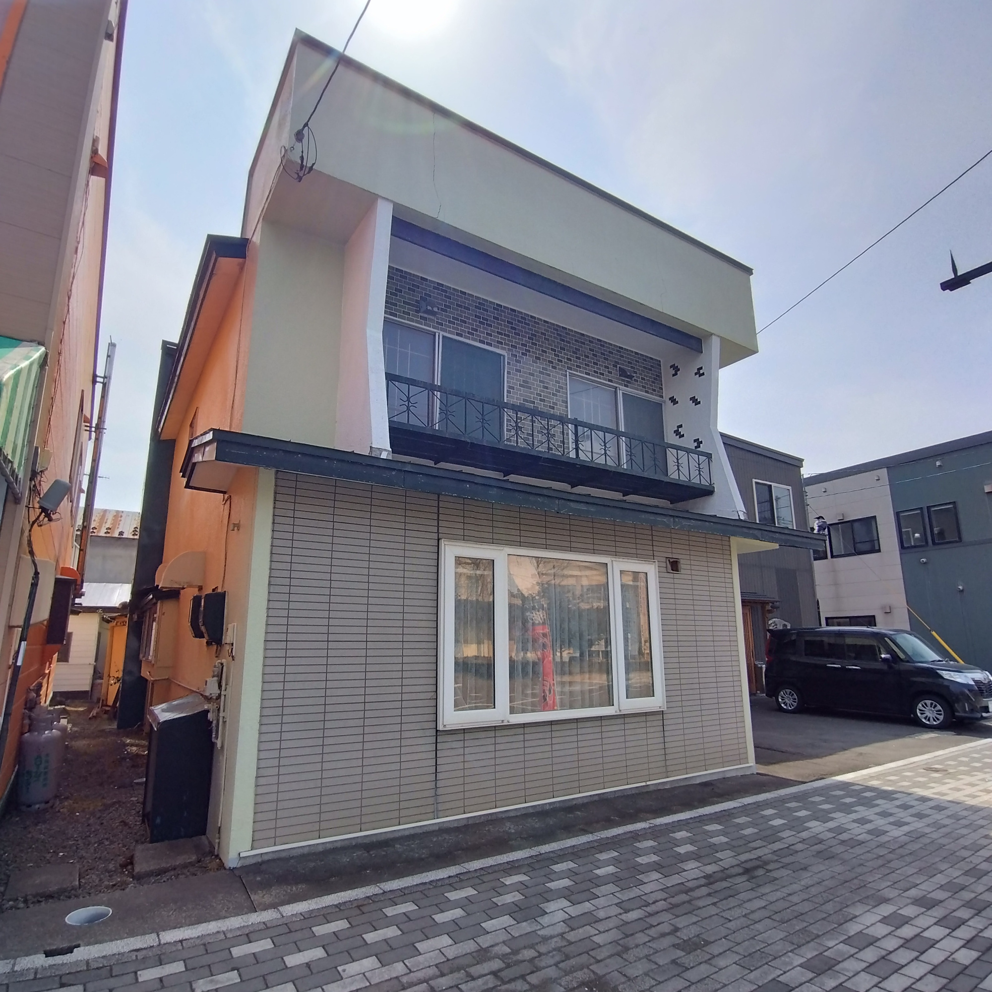 登別市中央町1丁目11-10　中古住宅の前面道路含む現地写真