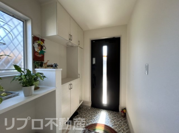 野田市清水中古戸建の玄関|白を基調とした明るく清潔感のある窓付き玄関です！
