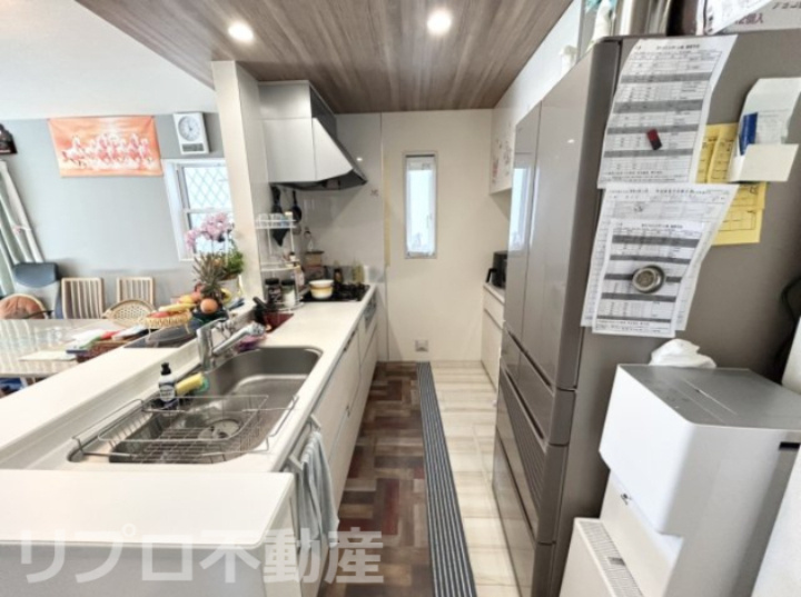 野田市清水中古戸建のキッチン|カウンターキッチンになっており、リビングダイニングを見渡せるようになっております！
お食事の準備をしながらでもご家族とのコミュニケーションを楽しめます♪