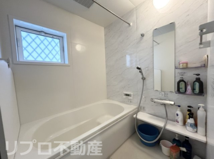 野田市清水中古戸建の浴室|広々とした湯船に浸かって一日の疲れを癒してください！
