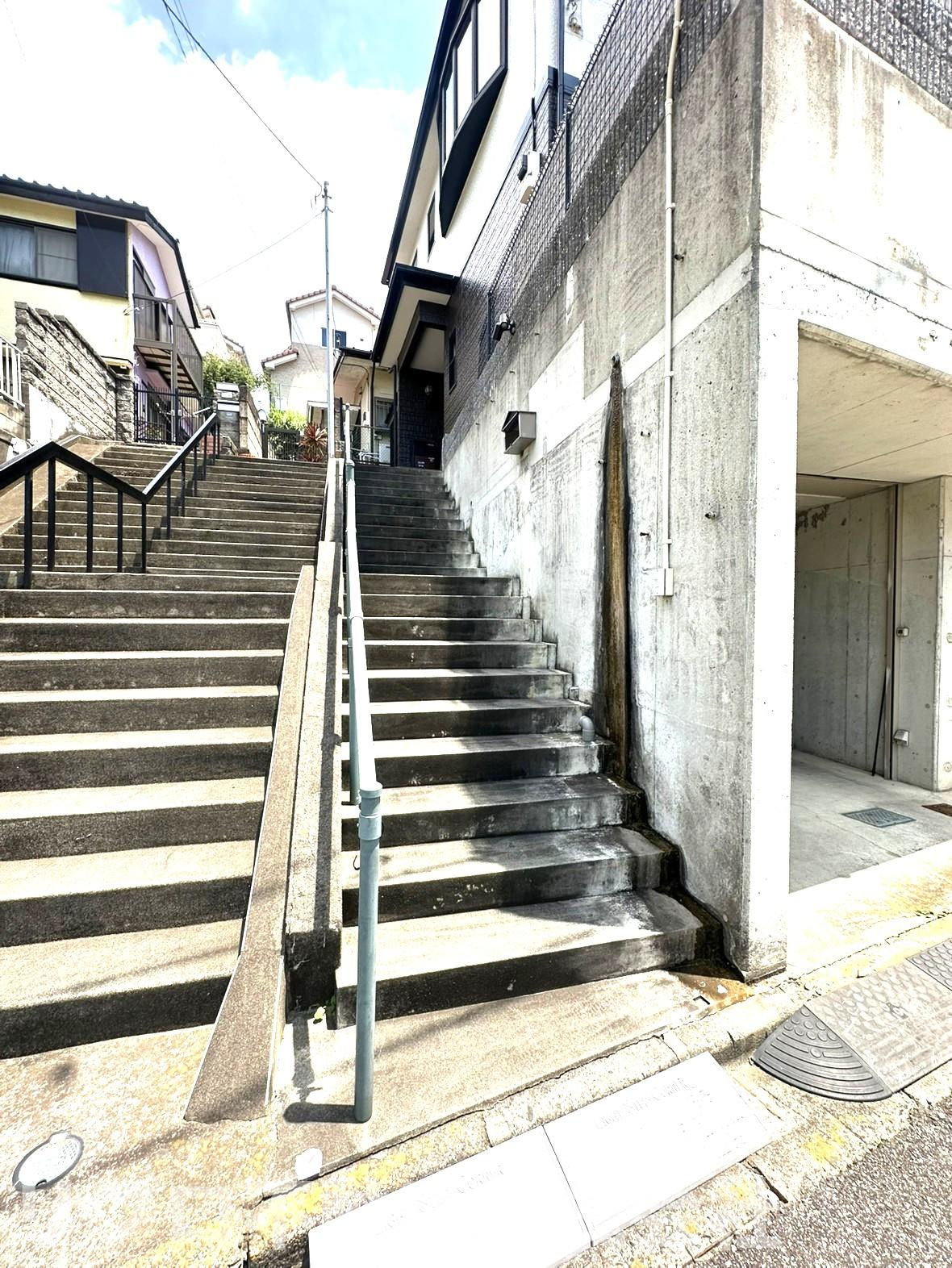 鎌ケ谷市東道野辺３丁目戸建のその他|ビルトインガレージ横から上がる階段は緩やかです！