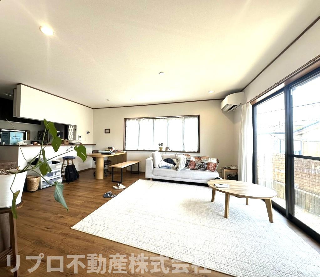 鎌ケ谷市東道野辺３丁目戸建の居間・リビング|明るく暖かなリビングは通気性も良好！ゆったりくつろげるスペースです♪