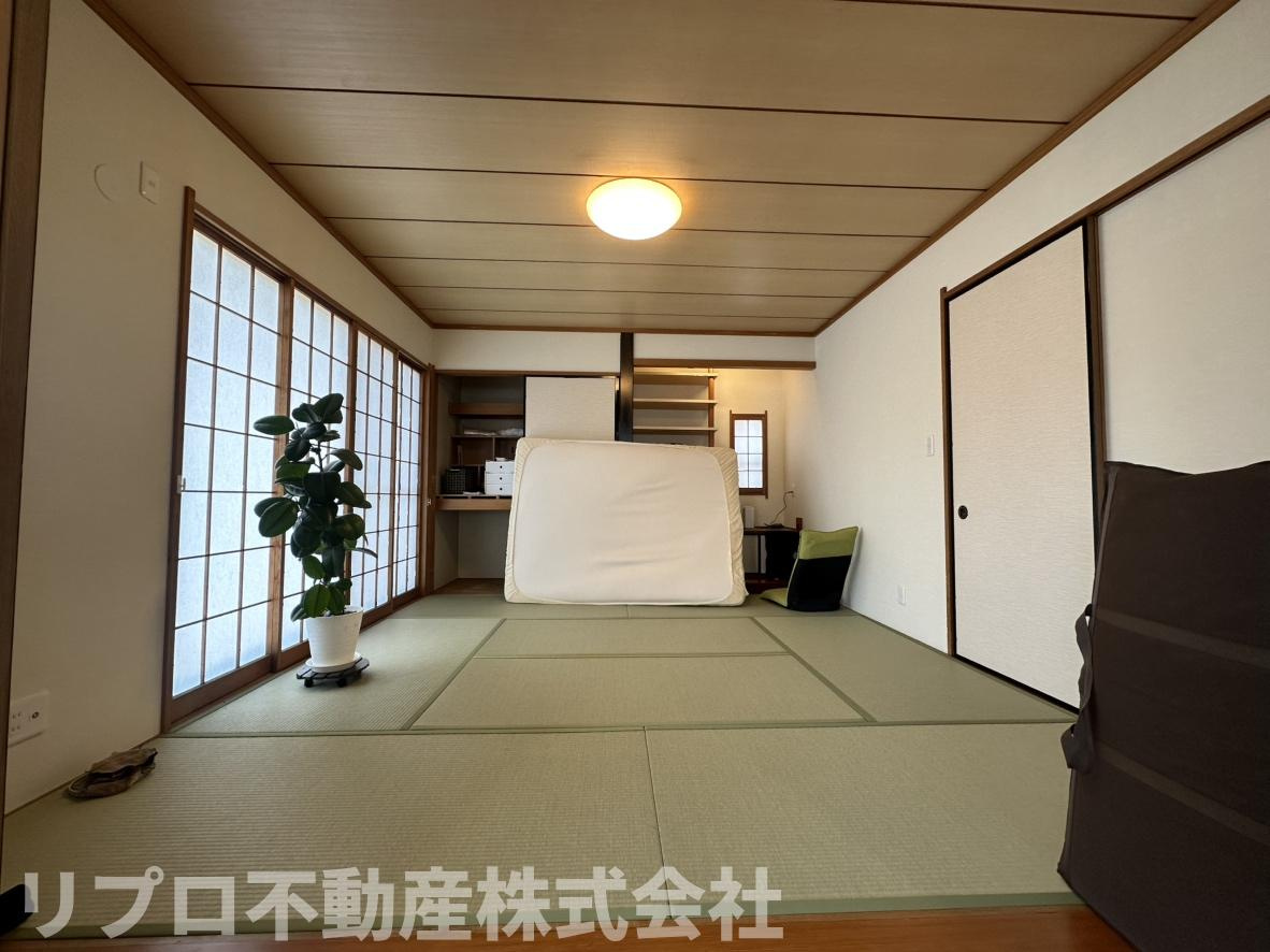 鎌ケ谷市東道野辺３丁目戸建の和室|１階リビングに隣接して８．０帖のモダンな和室があります！