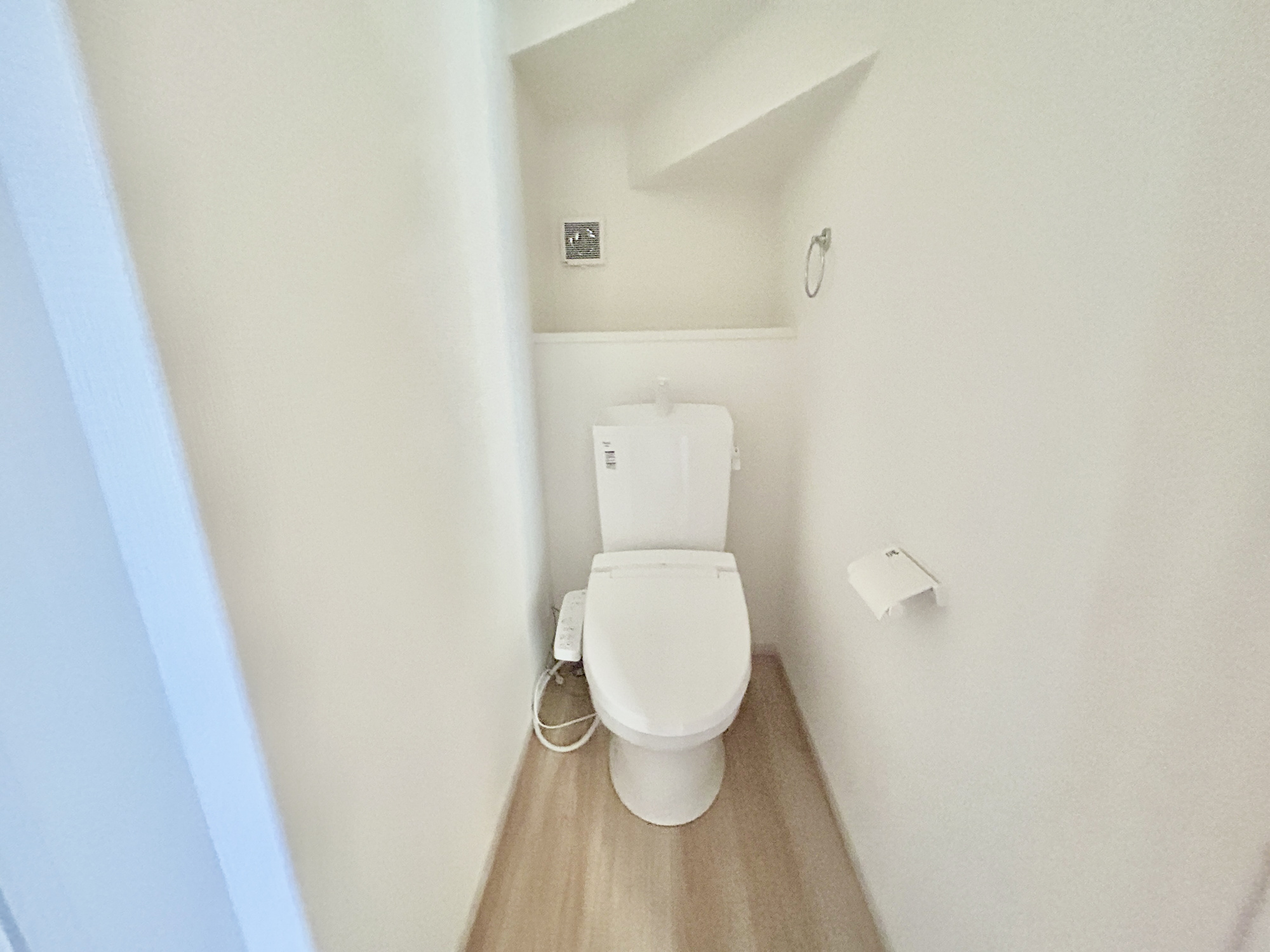 高崎市棟高町1期　新築住宅全4棟のトイレ|節水型でエコなトイレには、今では当たり前の洗浄付き。便座を温める機能もついていて、居心地良くてトイレから出られなくなるかも！