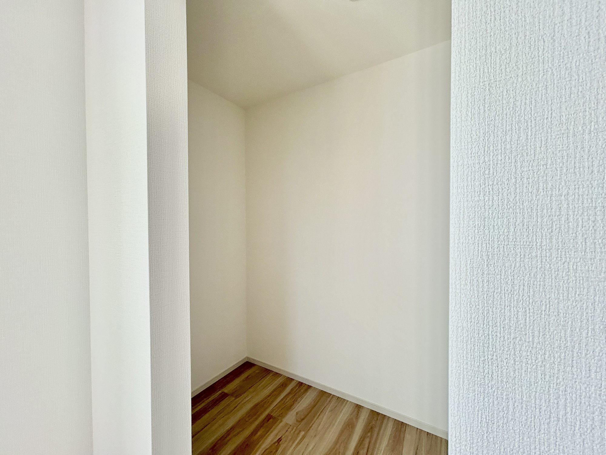 高崎市棟高町1期　新築住宅全4棟の収納|たくさんのお洋服が入る、ウォークインクローゼット。
お洋服以外にも掃除機やスーツケースなどを一箇所に集約できるのが魅力です♪
収納ケースを置かなくていいのでお部屋の見た目にもスッキリ！
