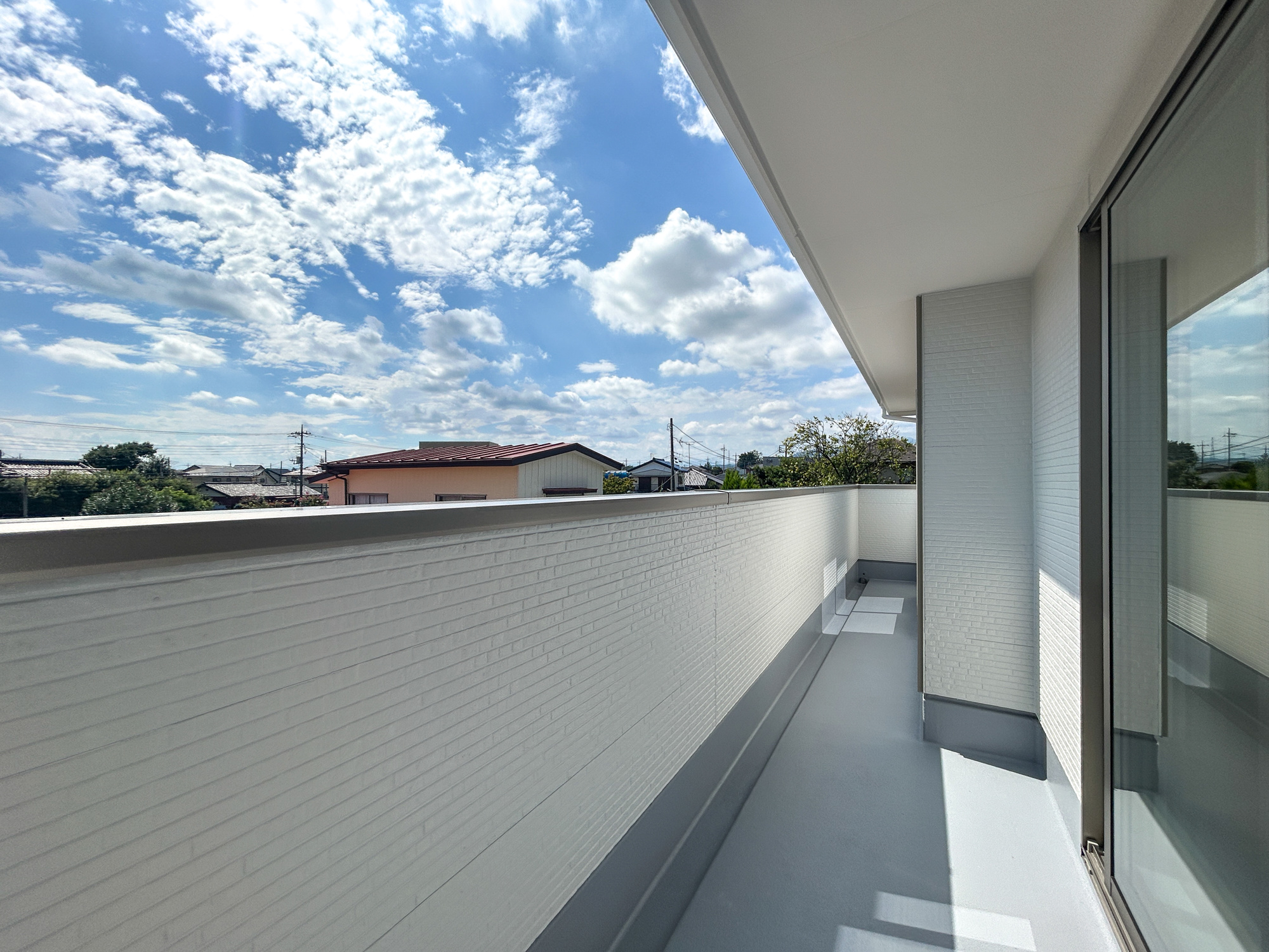 高崎市棟高町1期　新築住宅全4棟のバルコニー|開放的なバルコニーは見晴らしもよく、太陽の温かな温もりをめいっぱい受け止めてくれます。太陽の光と爽やかな風を受けたお洗濯物はあっという間に乾き、取りこむ時には太陽の匂いを感じられそうですね。