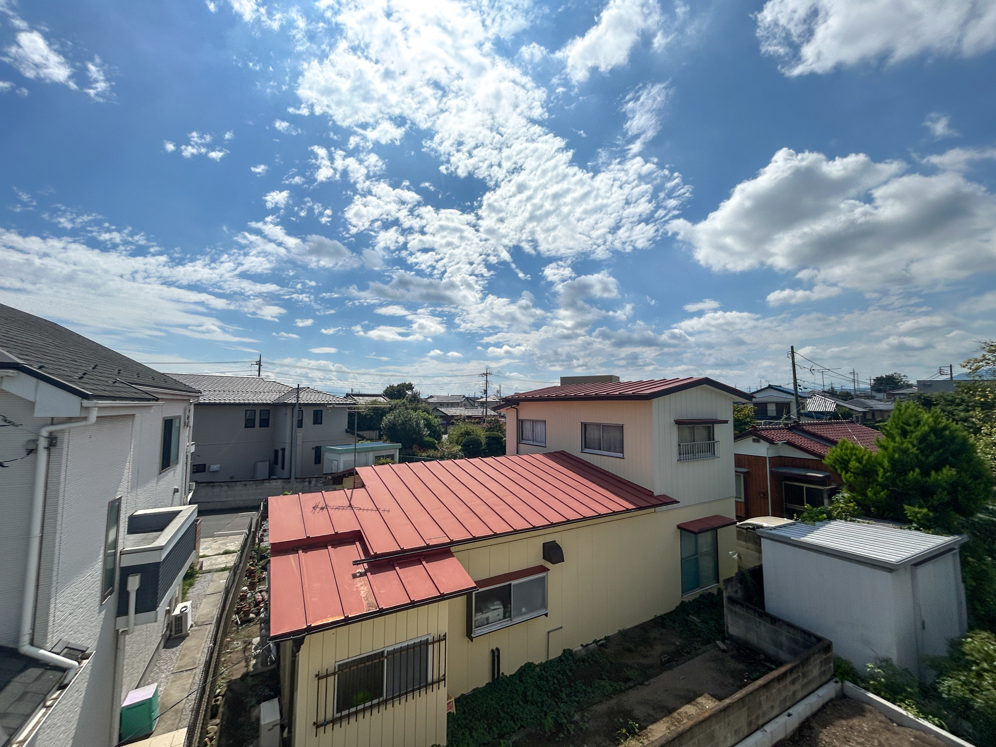 高崎市棟高町1期　新築住宅全4棟の展望|低層の一戸建てを中心とした街並みが整然と続き、周辺は高い建物が建っていないので、採光や開放性に恵まれ、空が広く緑の多い閑静な趣を感じる環境です。