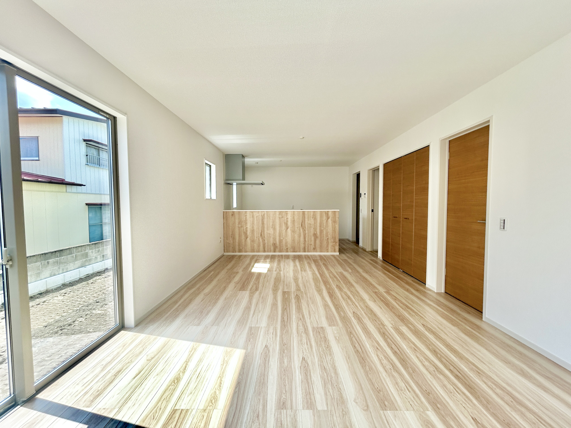 高崎市棟高町1期　新築住宅全4棟の居間・リビング|大きく開いた窓からは、明るい陽射しが射し込みます。
爽やかな風が吹き抜ける心地良いリビングには、自然と家族が集まります。
