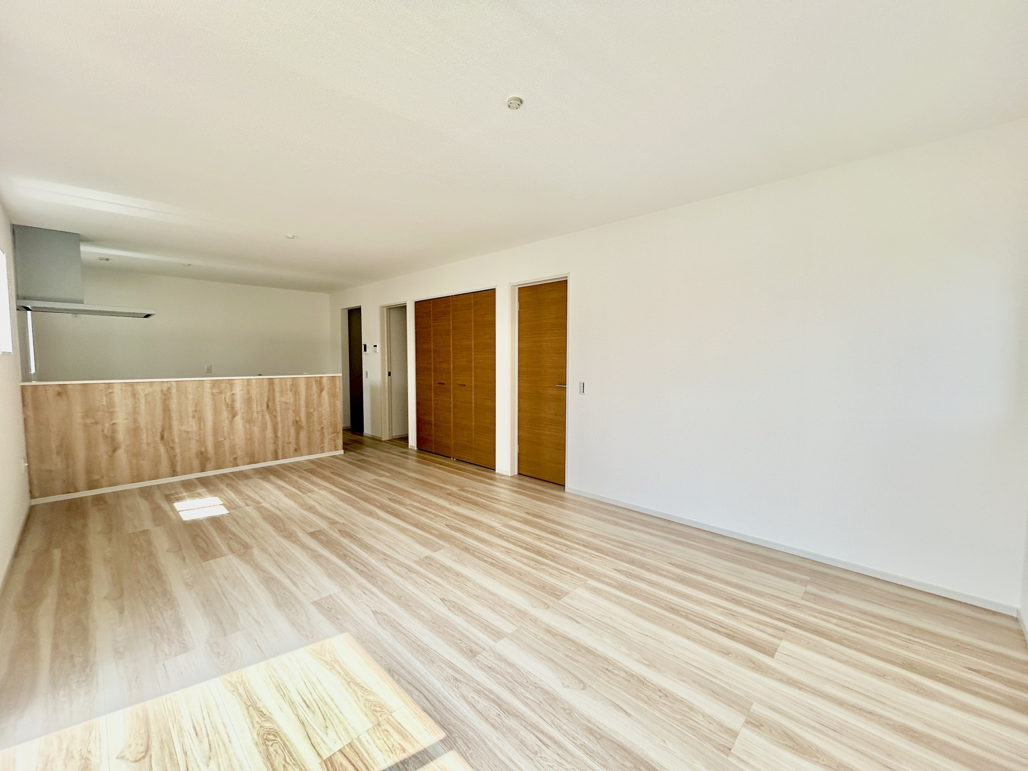 高崎市棟高町1期　新築住宅全4棟の居間・リビング|室内にいても、たっぷりの陽光と爽やかな風を感じて頂ける、開放感あふれるリビングです。
ご家族と穏やかに過ごす、心地の良い時間が流れます。