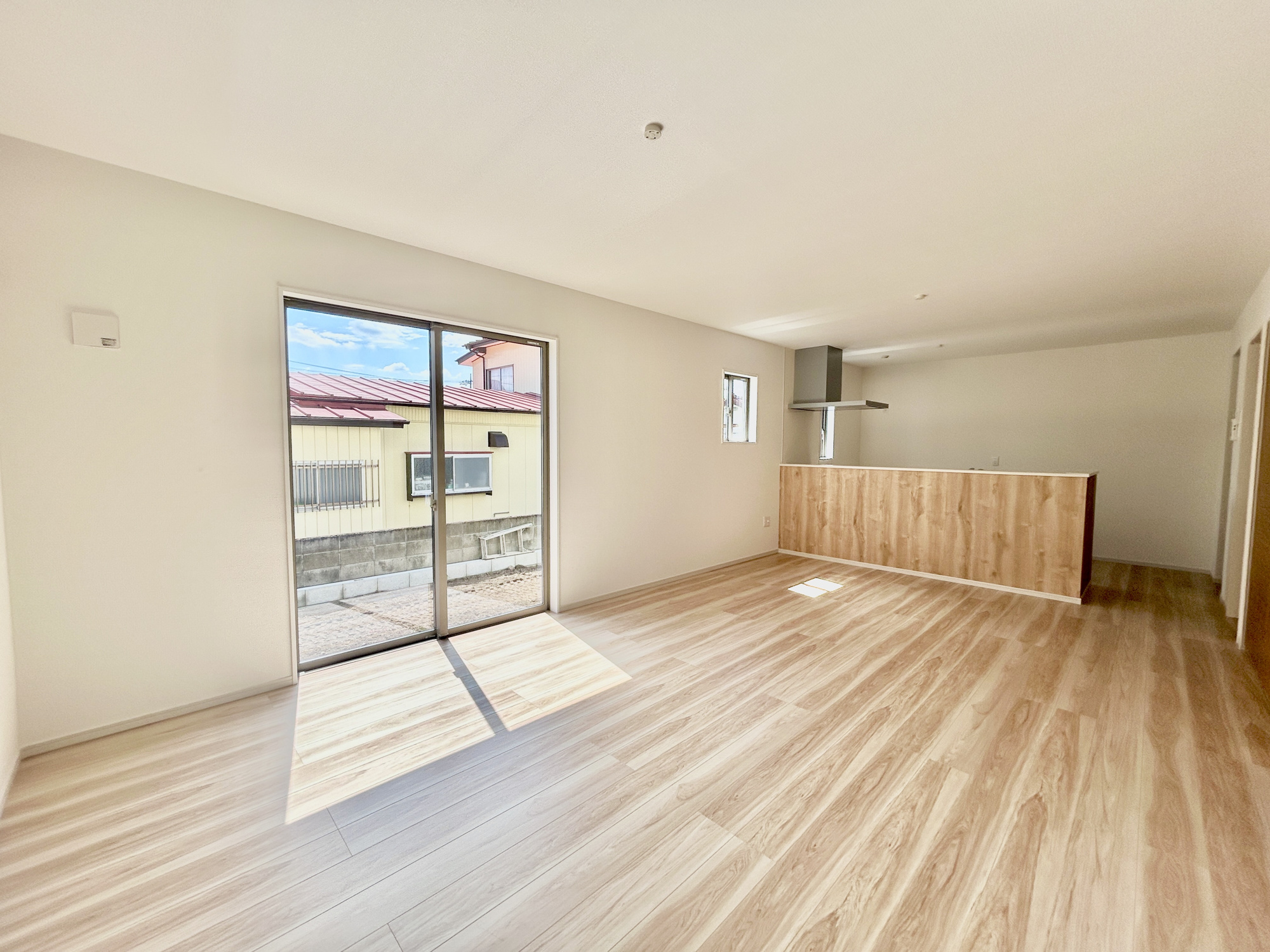 高崎市棟高町1期　新築住宅全4棟の居間・リビング|オープンな空間を生み出す、こだわりの広がりとゆとり。家族と過ごす時間を大切にしたい方にぴったりの明るくゆとりある住空間です。南側の窓からの日差しがリビングの隅々までしっかりと届きます！ 