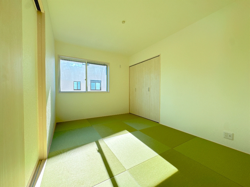 【6号棟　和室】LDKから見える和室は子育ての味方。お昼寝に使ったり、おむつ替えのスペースになったりします。おもちゃや絵本を思いきり広げて遊べるキッズスペースとしても使えます。						