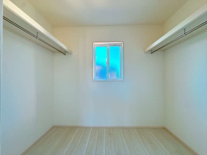 【6号棟　主寝室WIC】お洋服大好きなご夫婦でも満足な収納力。お部屋もすっきり片付きます。お店のように収納出来るので毎日洋服選びが楽しくなりそうですね。