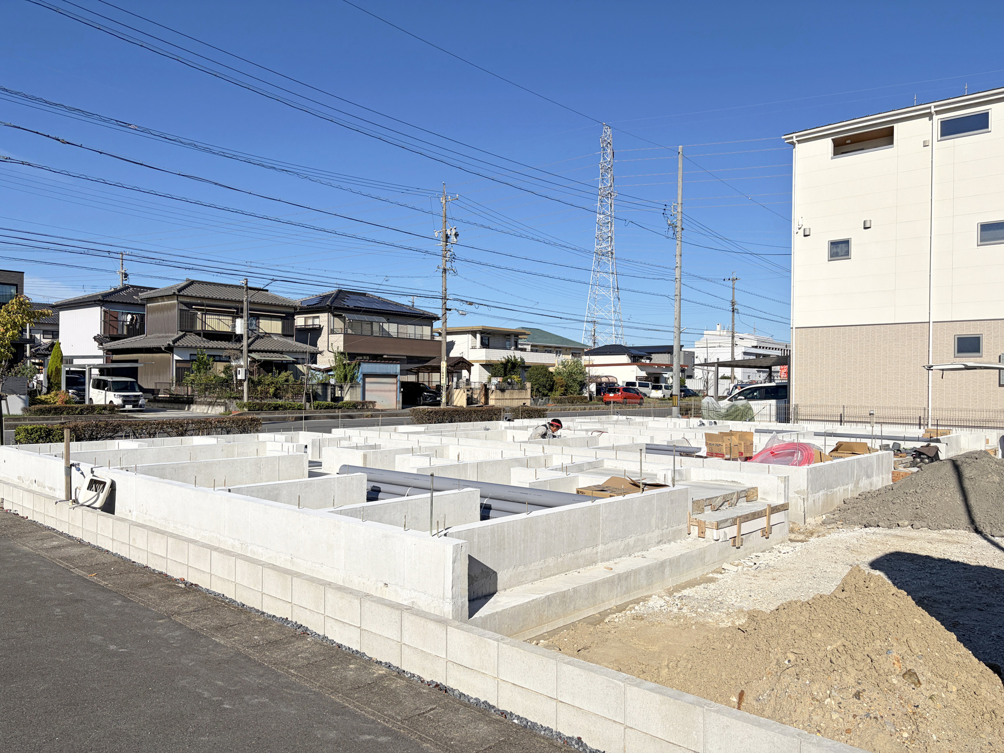 【蟹江町学戸Ⅲ 2号棟】南向き×4LDKの前面道路含む現地写真|現地（2026.010月上旬）撮影
現況：基礎工事
