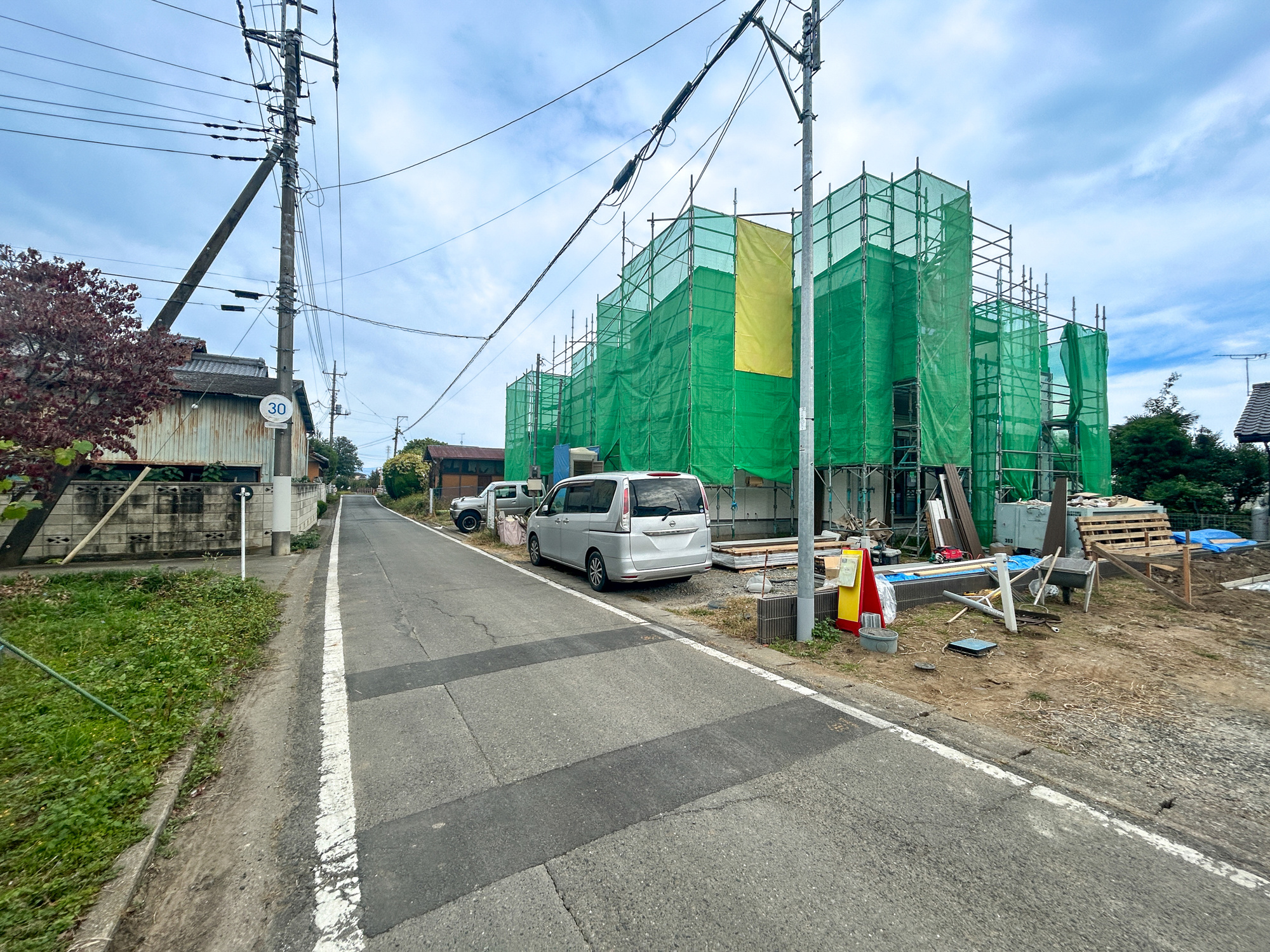 高崎市南大類町第1期　新築住宅全3棟の前面道路含む現地写真|低層の一戸建てを中心とした街並みが整然と続き、周辺は高い建物が建っていないので、採光や開放性に恵まれ、空が広く緑の多い閑静な趣を感じる環境です。

