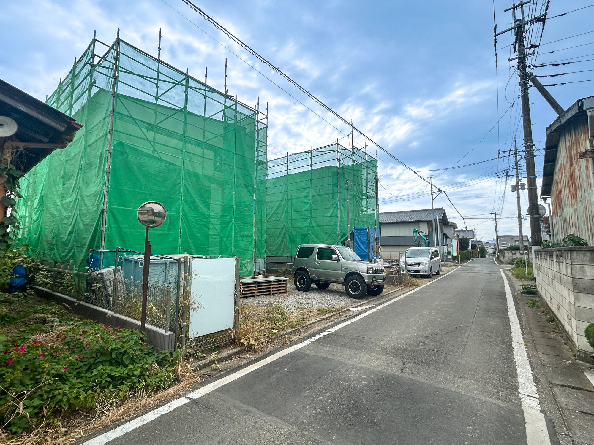 高崎市南大類町第1期　新築住宅全3棟の前面道路含む現地写真|閑静な住宅地で子育て家族にピッタリ。毎日のお散歩も快適な緑に恵まれたエリアで、自然に包まれた穏やかな暮らしを実現するための、ゆとりある住環境が整っています。

