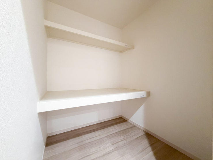 《4号棟　納戸》収納力たっぷりの納戸で、家中の荷物をすっきり整理整頓ができます！季節家電やスーツケース、ストック品などをまとめて収納可能！