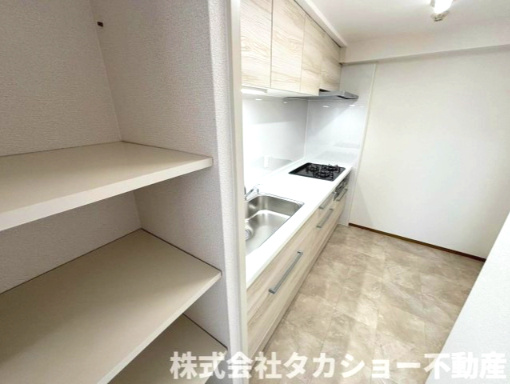 アーバンデュオちはら台壱番館のキッチン|キッチン横にも物置が御座います。