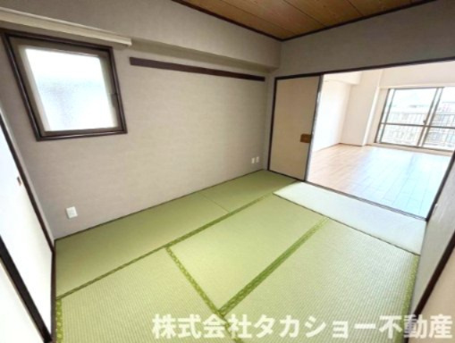 アーバンデュオちはら台壱番館の和室|角部屋ですので中部屋の和室にも窓が御座います。