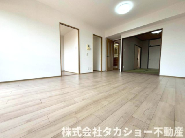 アーバンデュオちはら台壱番館の居間・リビング|家族が集まるリビングは角部屋の為窓もあり、明るく広々しております☆彡