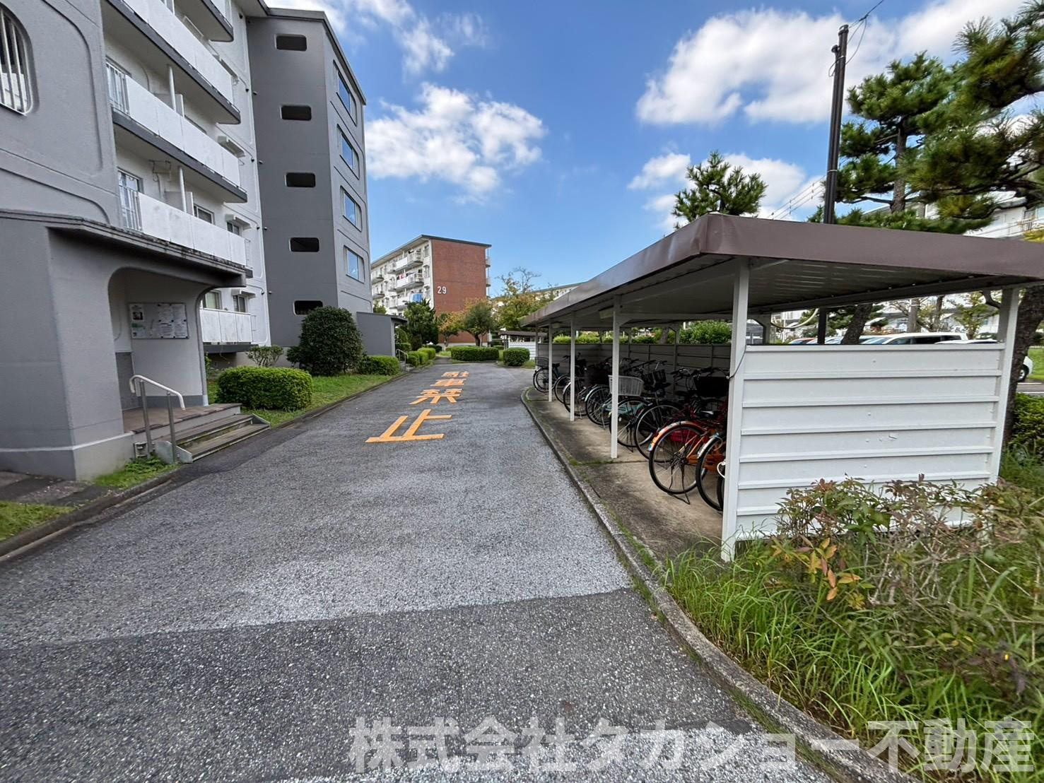 稲毛高浜南団地　31号棟の駐輪場
