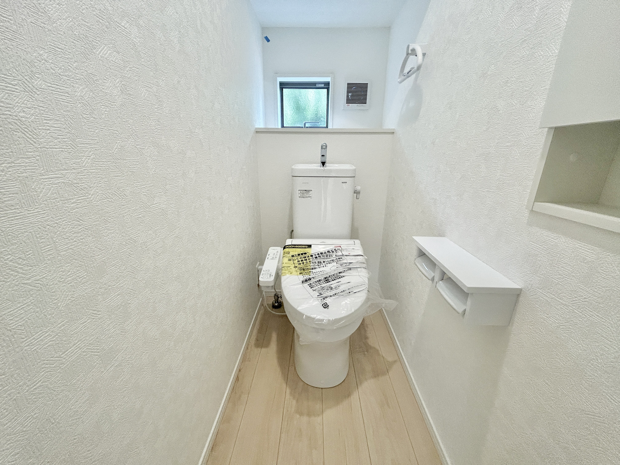 前橋市大利根町第2　新築住宅全2棟のトイレ|節水性能の高いトイレはもちろんウォシュレット付き♪便器のフチがないタイプなので、お掃除もサッとひと拭きでOK！壁埋込型収納も付いており、スッキリ広々とご利用いただけます。
