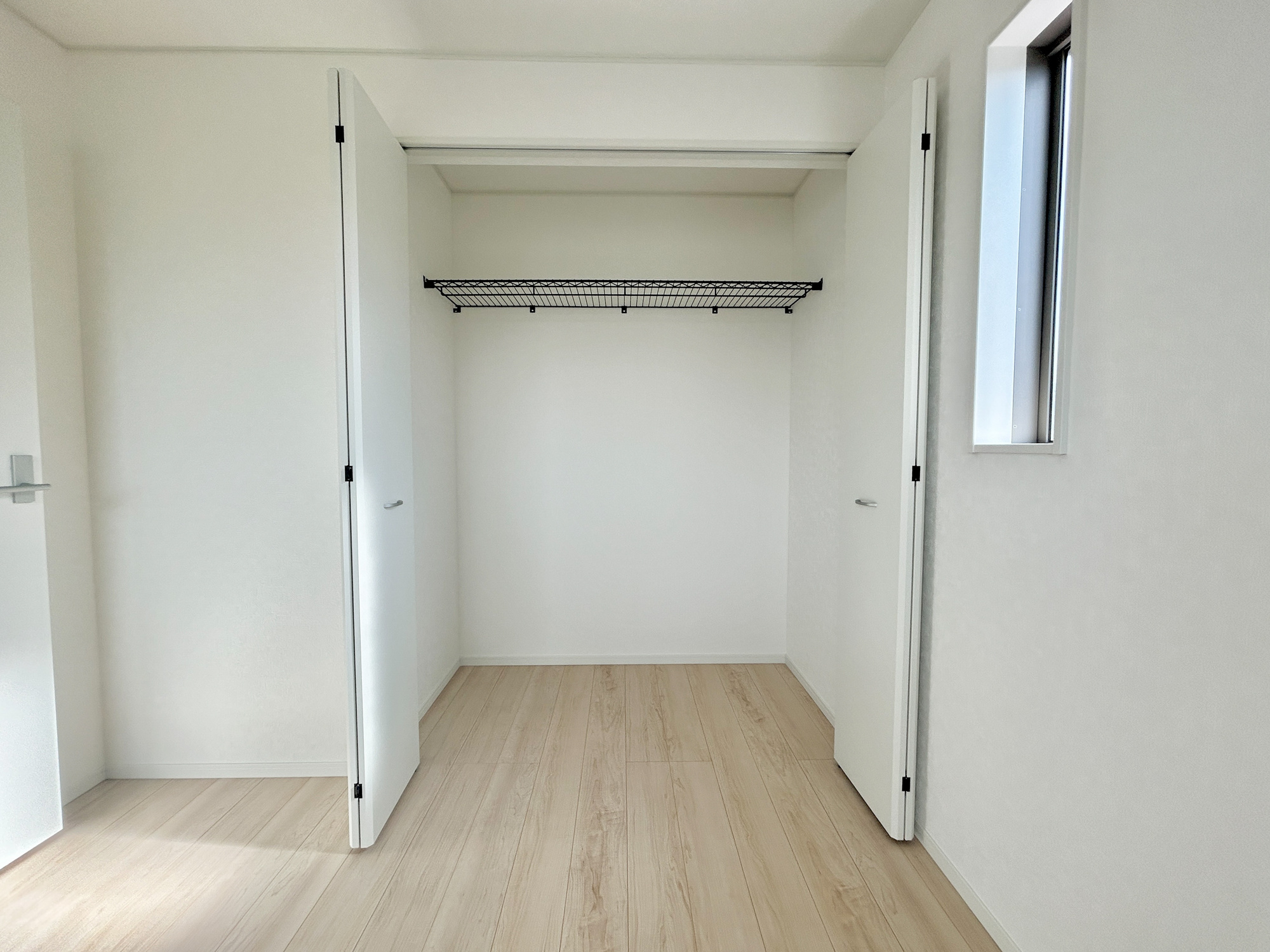 前橋市大利根町第2　新築住宅全2棟の収納|機能的なクローゼットは、大切なお洋服をきれいな状態で収納できます！
また、収納ボックスなどを配置して使えば、多様な使い方が出来、収納の幅が広がります！