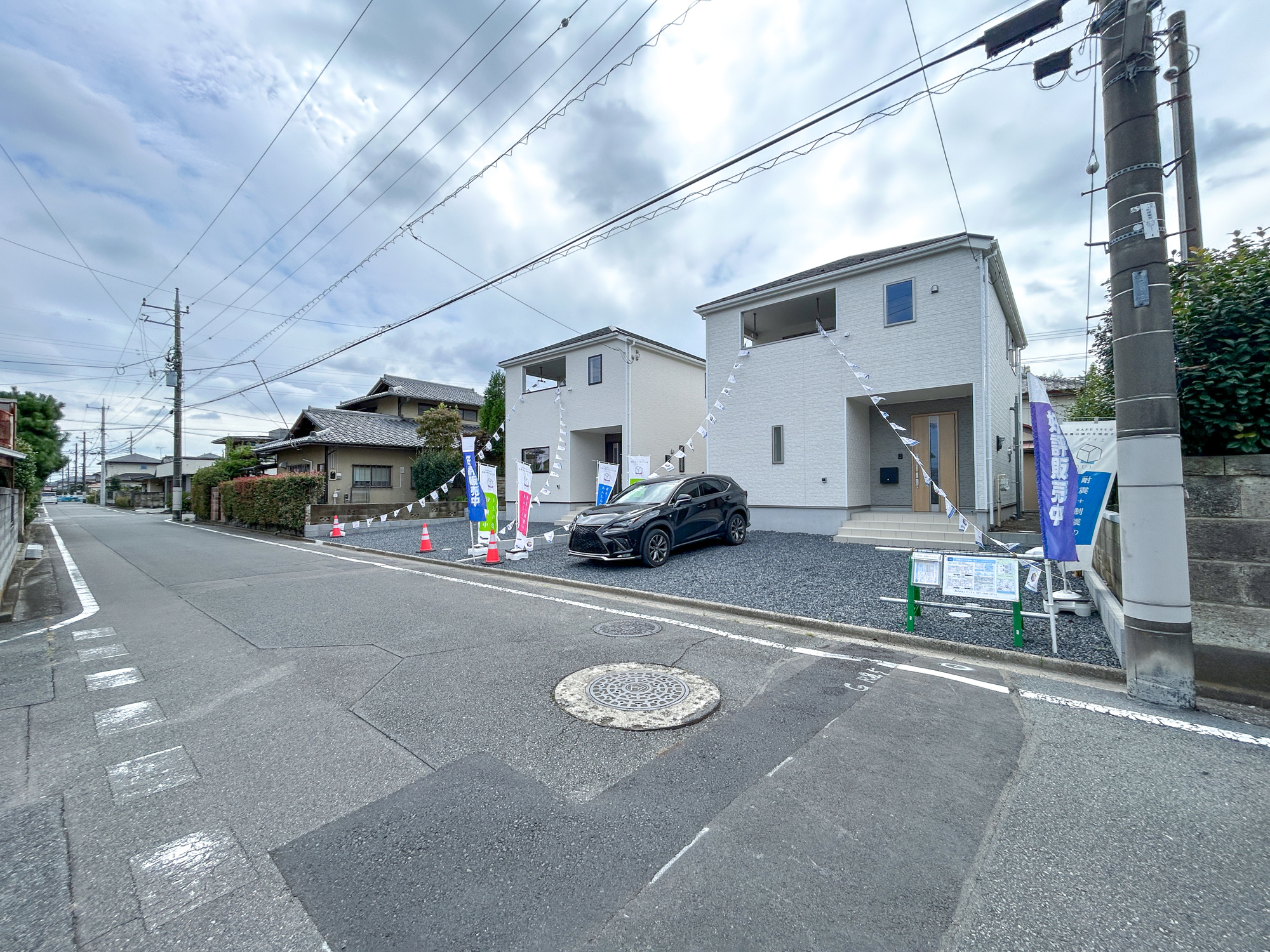 前橋市大利根町第2　新築住宅全2棟の前面道路含む現地写真|低層の一戸建てを中心とした街並みが整然と続き、周辺は高い建物が建っていないので、採光や開放性に恵まれ、空が広く緑の多い閑静な趣を感じる環境です。

