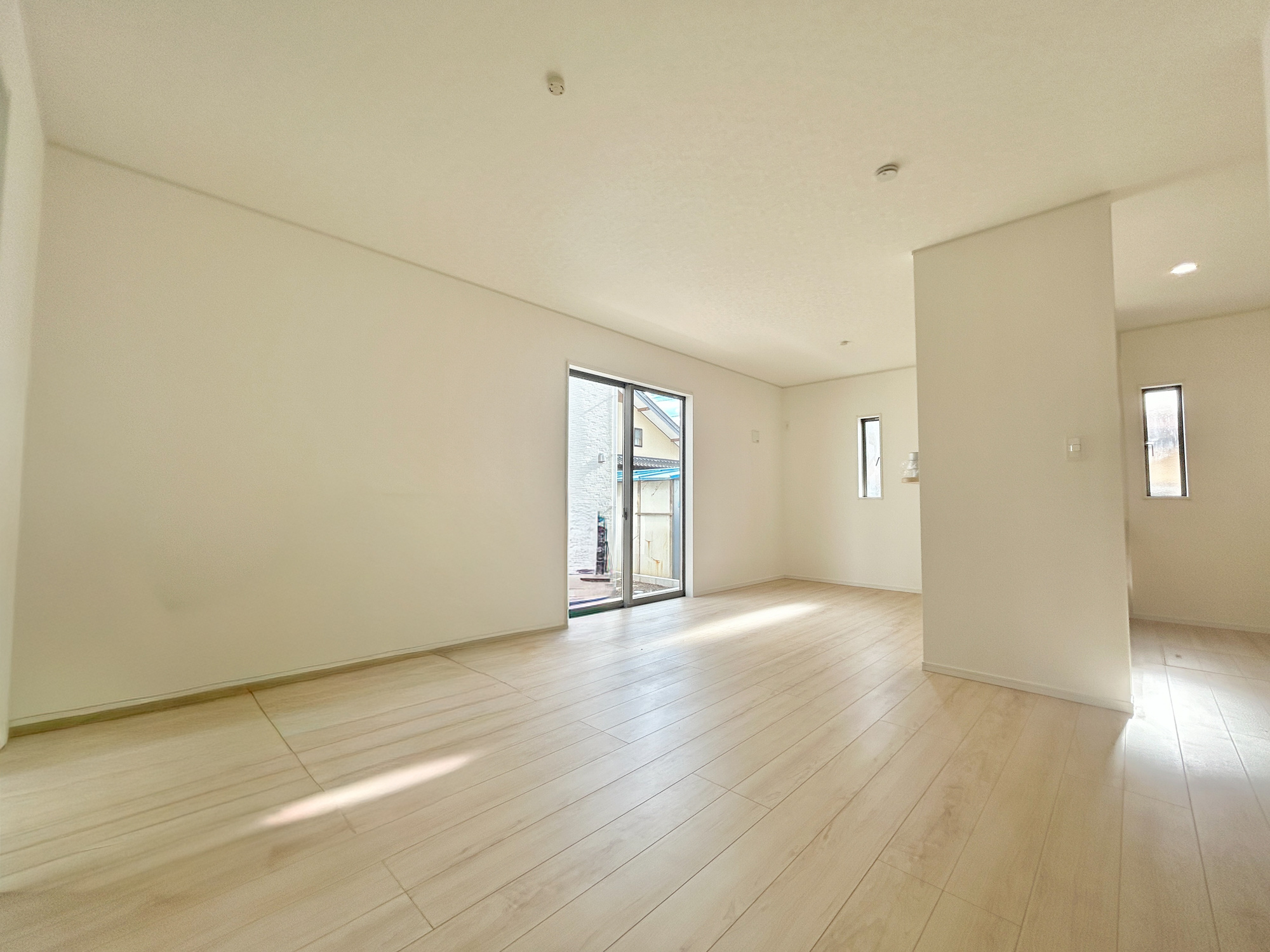 前橋市大利根町第2　新築住宅全2棟の居間・リビング|南向きに大きく開いた窓からは、明るい陽射しが射し込みます。
爽やかな風が吹き抜ける心地良いリビングには、自然と家族が集まります。
